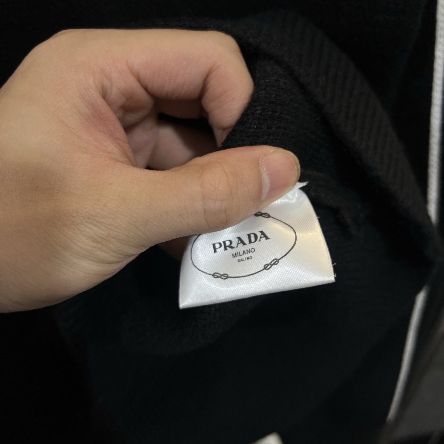 PRADA スウェットシャツ トレフォイルロゴ刺繍 カジュアル ブラック レザー風アクセント付き - 画像 9