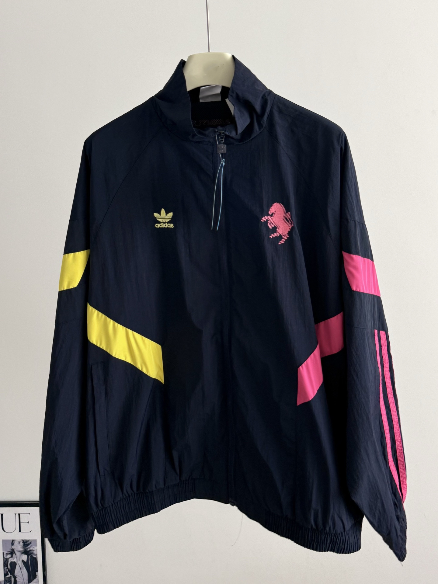 ADIDAS ジャケット リアルOG TT ジュventusコラボ ミニサイズ ネイビー/ピンク/イエロー ナイロン