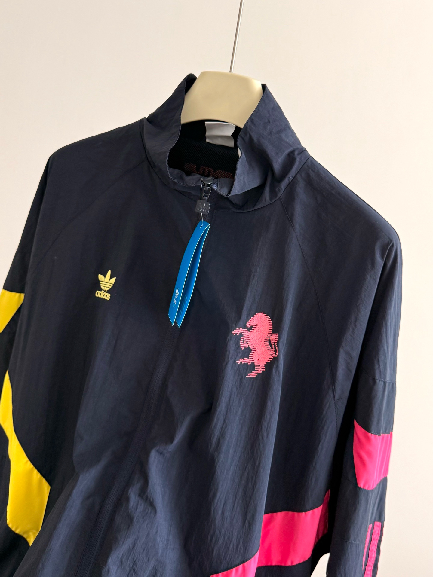 ADIDAS ジャケット リアルOG TT ジュventusコラボ ミニサイズ ネイビー/ピンク/イエロー ナイロン - 画像 2