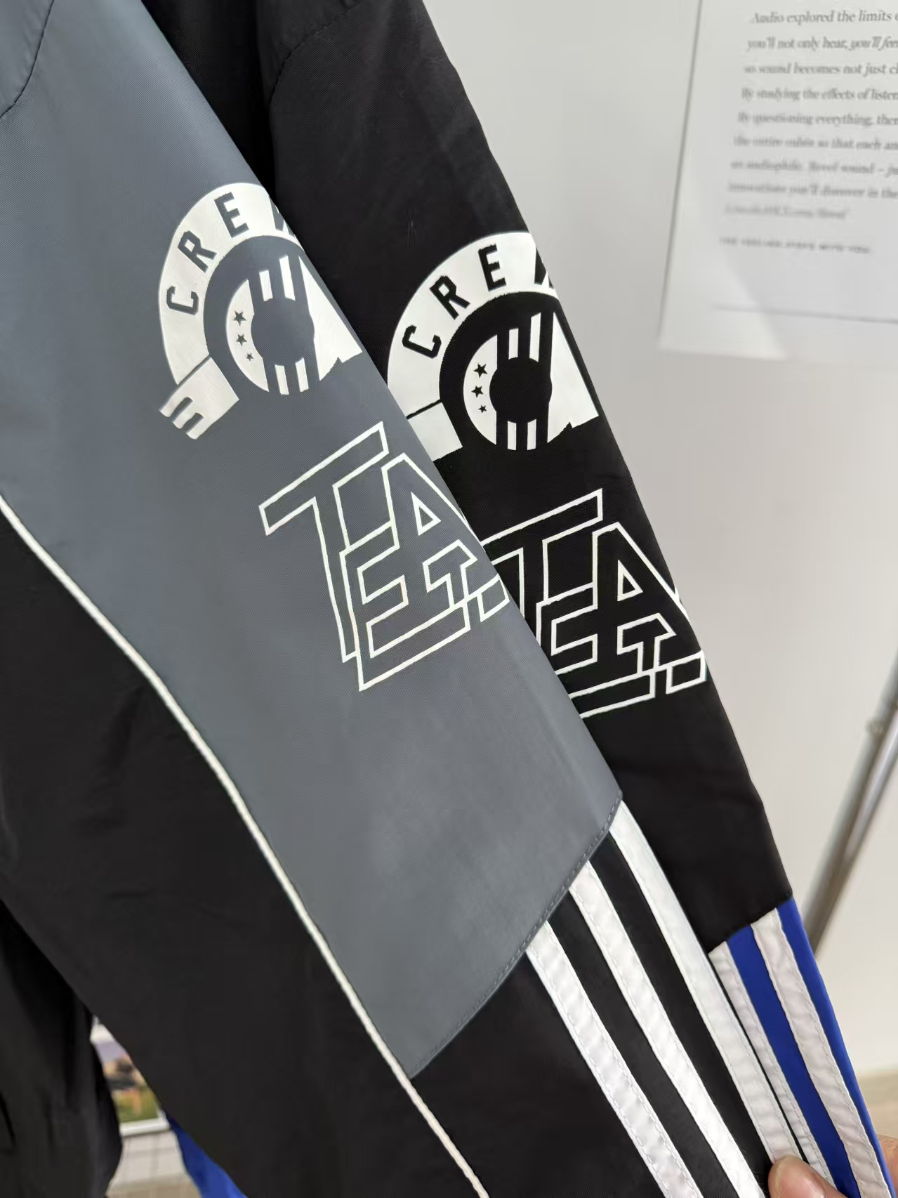 adidas トラックジャケット メンズ スポーツウェア カジュアル デザインロゴ 3色展開 ブラック ブルー グレー - 画像 2