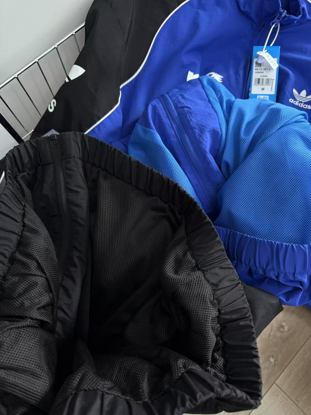 adidas トラックジャケット メンズ スポーツウェア カジュアル デザインロゴ 3色展開 ブラック ブルー グレー - 画像 3