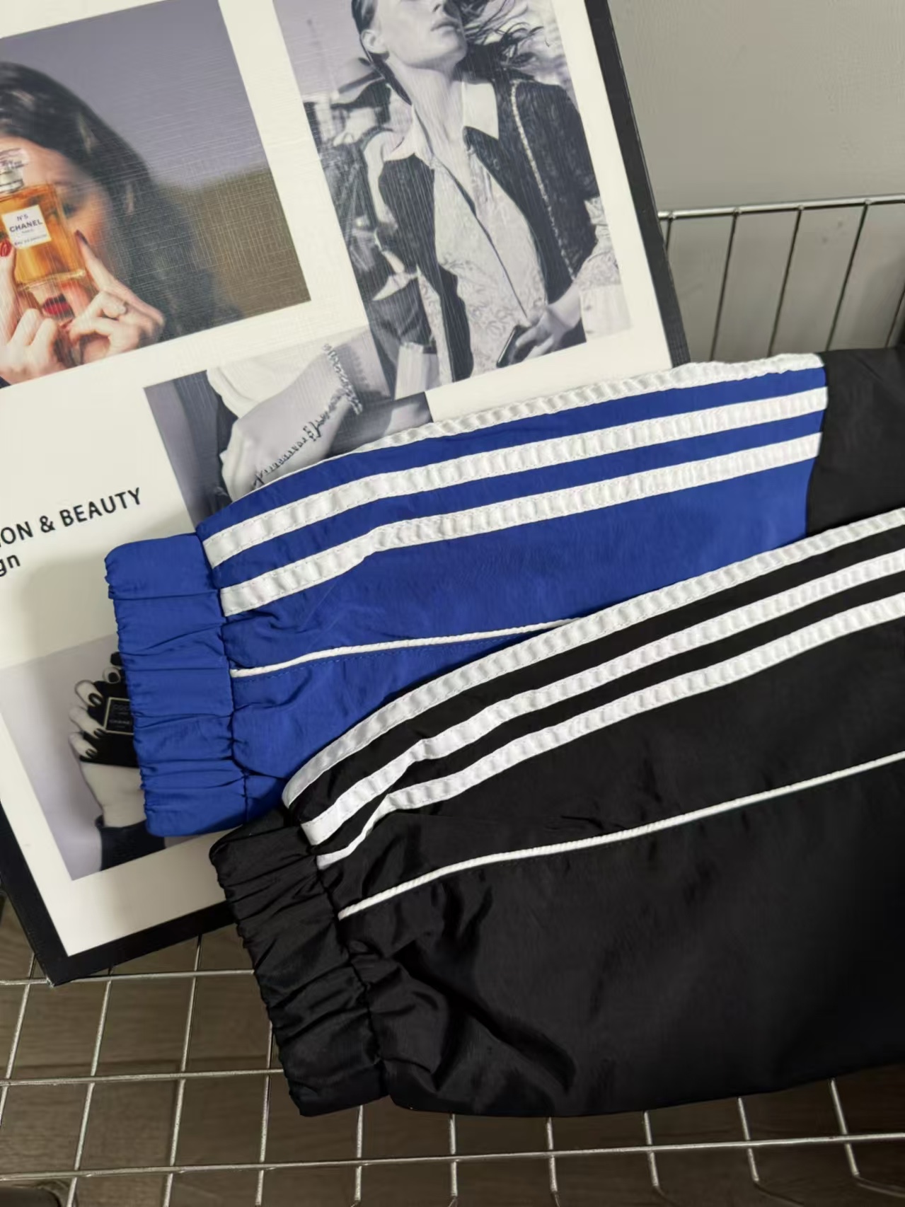 adidas トラックジャケット メンズ スポーツウェア カジュアル デザインロゴ 3色展開 ブラック ブルー グレー - 画像 4