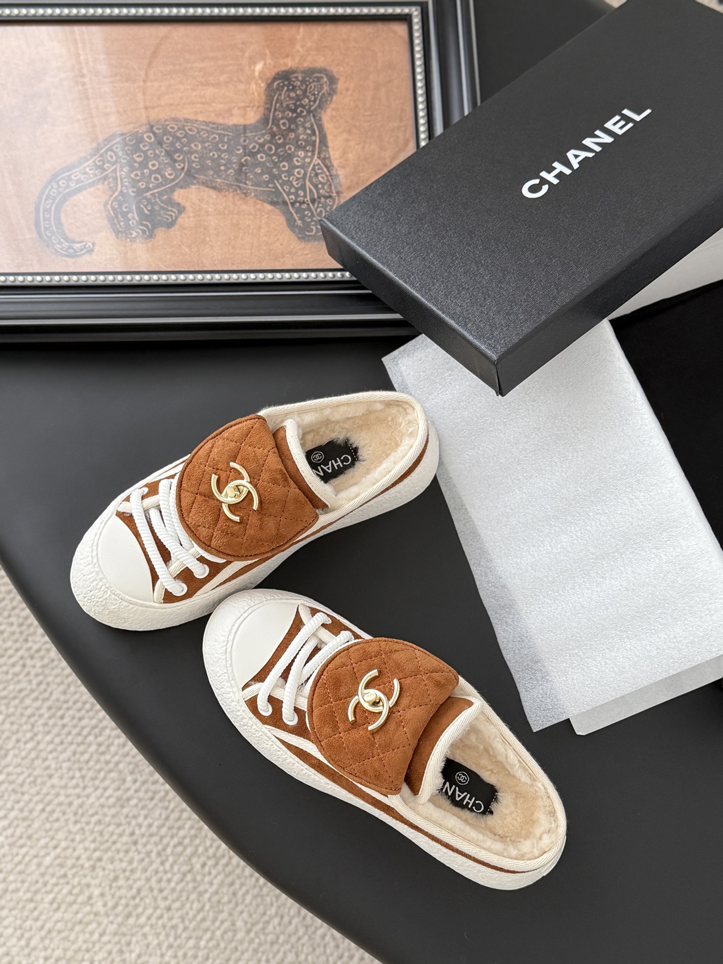 【箱付き/即納】CHANEL  シャネル  靴 スニーカー ボア素材 ココマーク 茶/白【2025秋冬/プレゼント】 - 画像 3