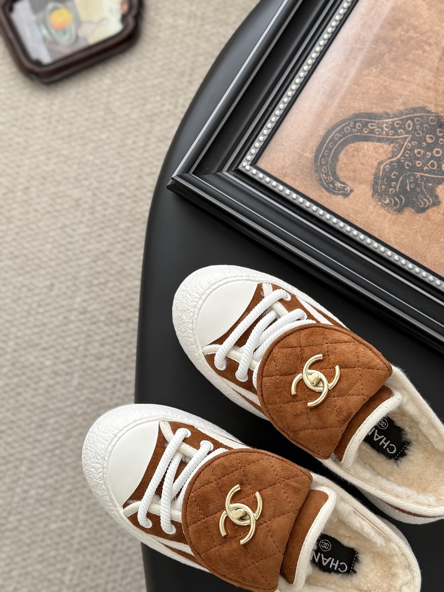 【箱付き/即納】CHANEL  シャネル  靴 スニーカー ボア素材 ココマーク 茶/白【2025秋冬/プレゼント】 - 画像 4