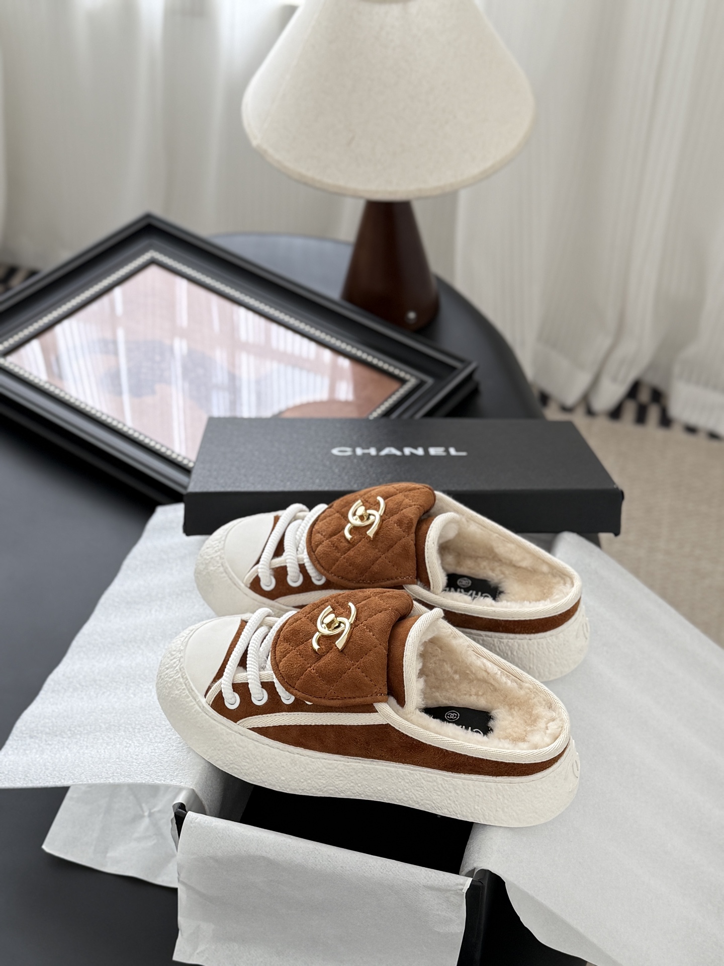 【箱付き/即納】CHANEL  シャネル  靴 スニーカー ボア素材 ココマーク 茶/白【2025秋冬/プレゼント】 - 画像 6