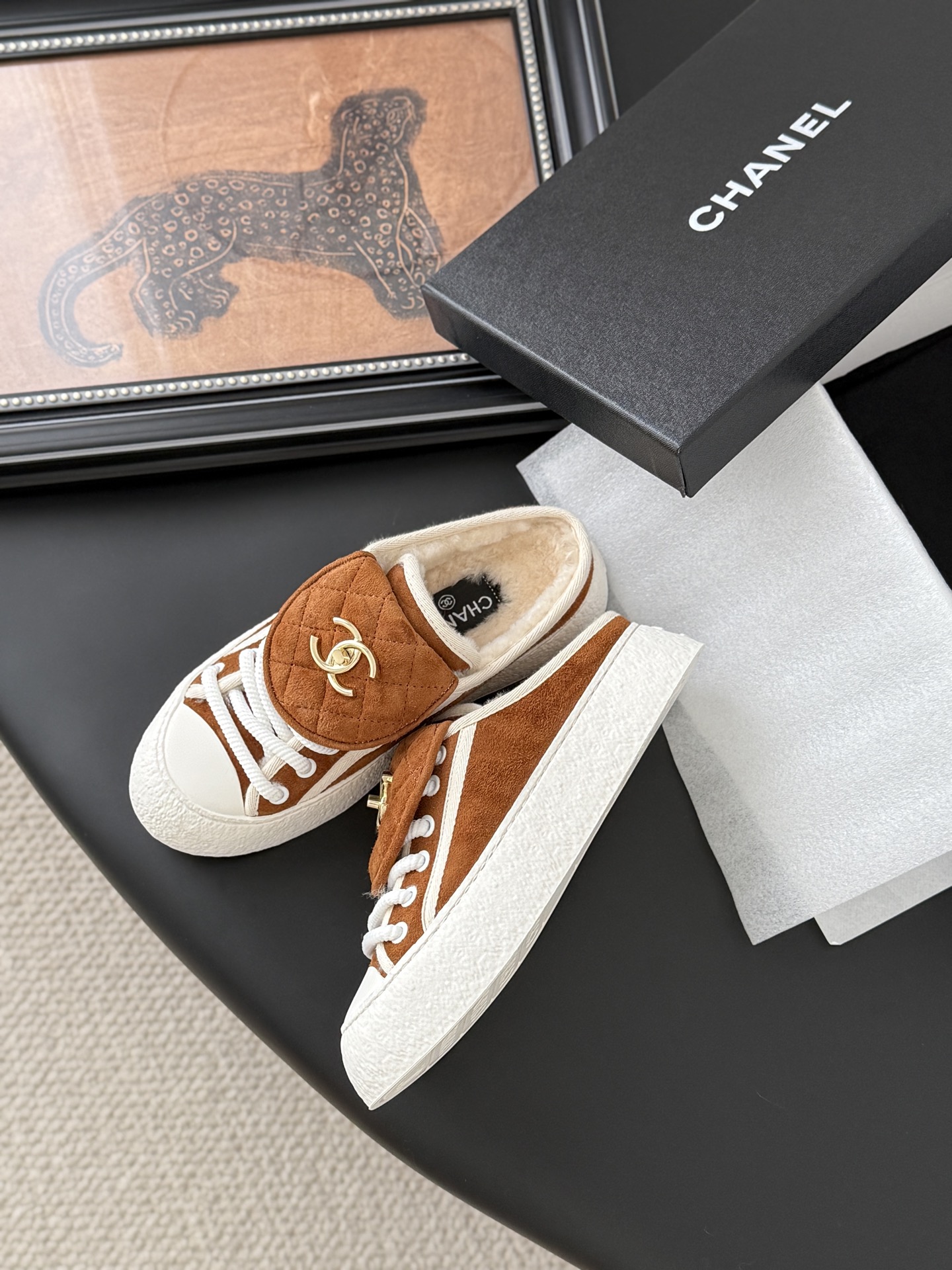 【箱付き/即納】CHANEL  シャネル  靴 スニーカー ボア素材 ココマーク 茶/白【2025秋冬/プレゼント】 - 画像 9