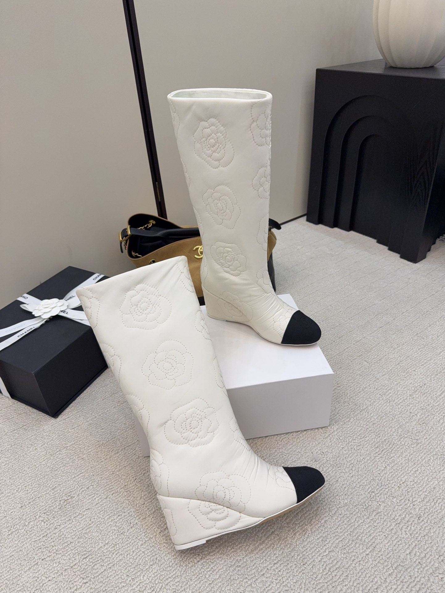 CHANEL シャネル ウェッジブーツ 本革 ロングブーツ ブラック ホワイト 36C - 画像 3