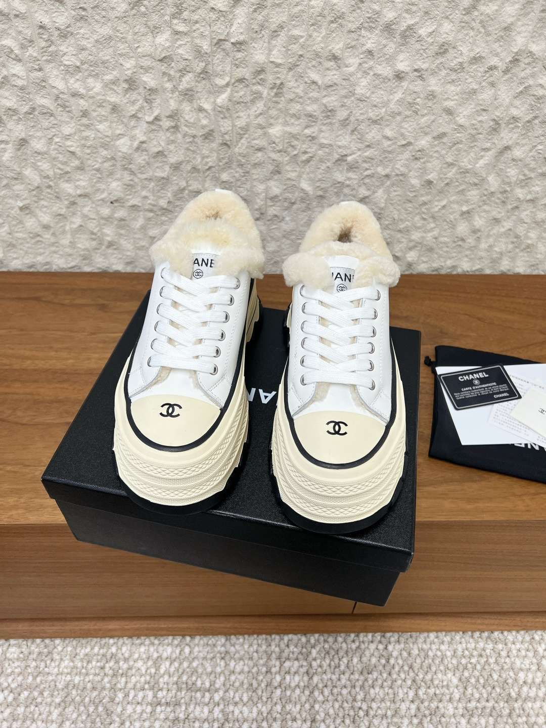 シャネル シューズ レディース メンズ 兼用 ファー付き プラットフォーム スニーカー 軽量 白 ブラック