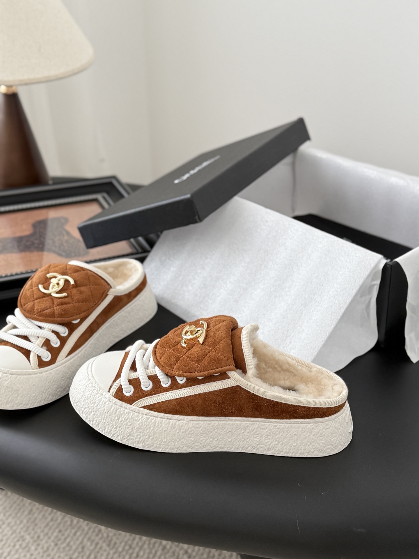 CHANEL シューズ レディース メンズ 兼用 フラットシューズ シューズ ベージュ 通勤 通学 保温 2WAY シンプル あたたかい 靴 かわいい おしゃれ ブランド 本革 細かい加工 送料無料 - 画像 2