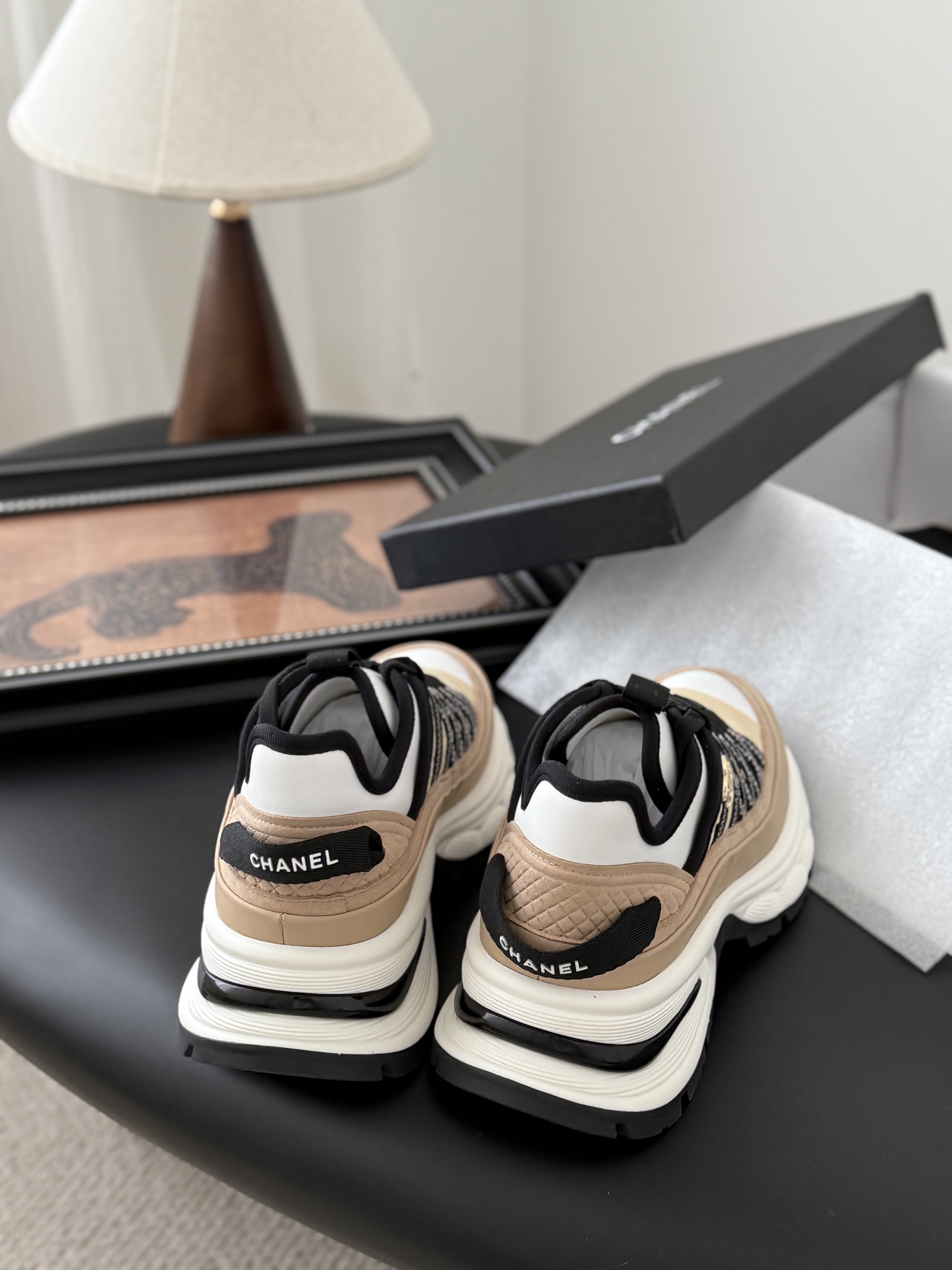 シャネル スニーカー レディース メンズ 兼用 ブラック ホワイト カーキ 2WAY 本革 ブランド スポーツシューズ 高級感 通勤 通学 旅行 人気 2024 新作 38-43サイズ対応 - 画像 3