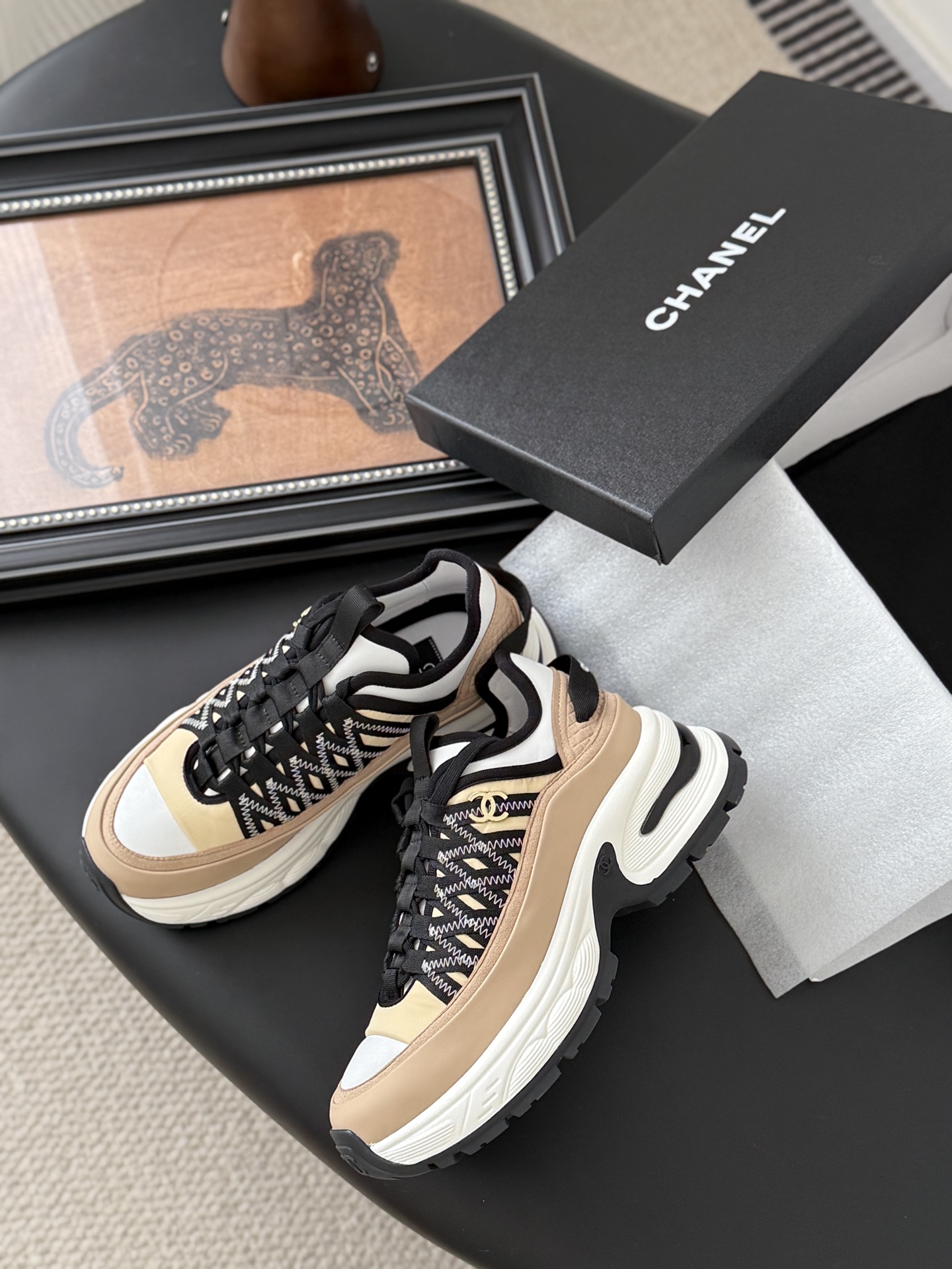 シャネル スニーカー レディース メンズ 兼用 ブラック ホワイト カーキ 2WAY 本革 ブランド スポーツシューズ 高級感 通勤 通学 旅行 人気 2024 新作 38-43サイズ対応 - 画像 4