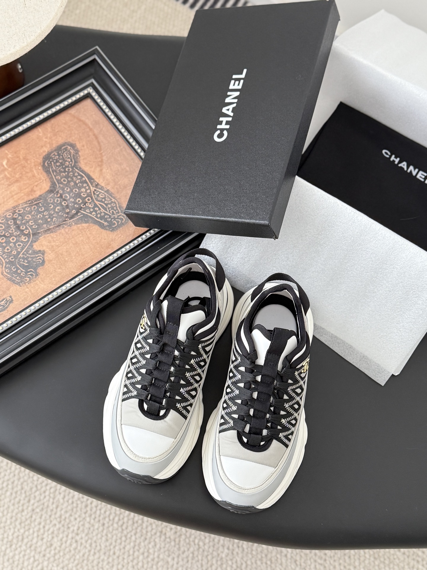 シャネル ロゴ入り ローカットスニーカー レディース メンズ 兼用 高級感 ブラック ホワイト 通勤 通学 シンプル 2WAY 35〜60文字