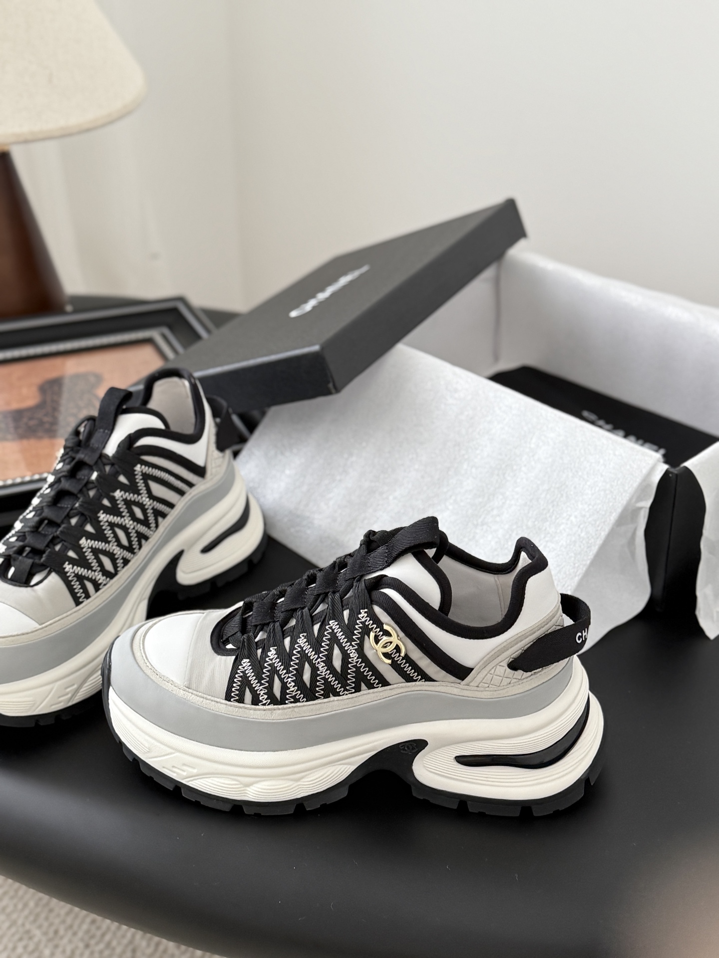 シャネル ロゴ入り ローカットスニーカー レディース メンズ 兼用 高級感 ブラック ホワイト 通勤 通学 シンプル 2WAY 35〜60文字 - 画像 2