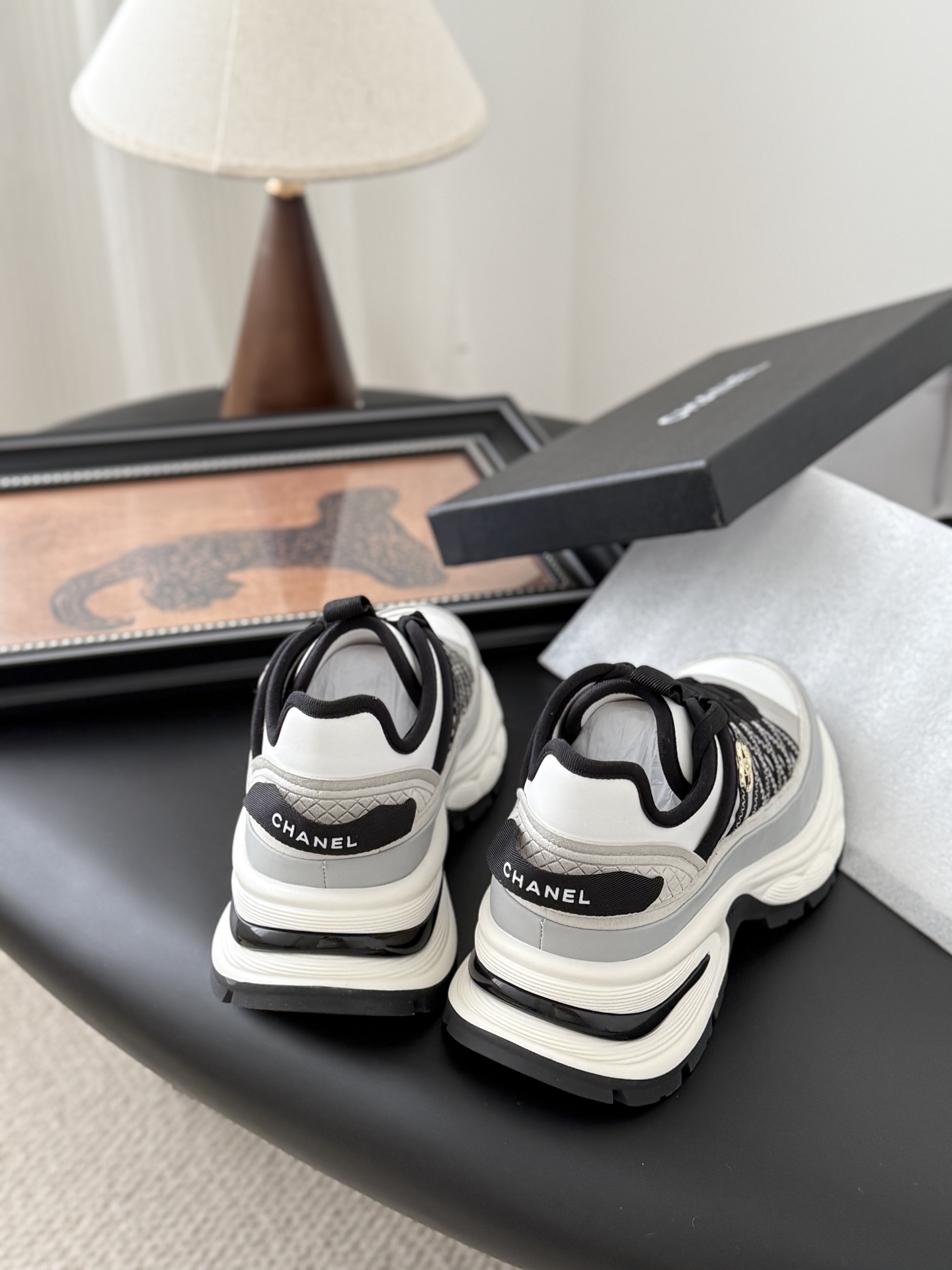 シャネル ロゴ入り ローカットスニーカー レディース メンズ 兼用 高級感 ブラック ホワイト 通勤 通学 シンプル 2WAY 35〜60文字 - 画像 3