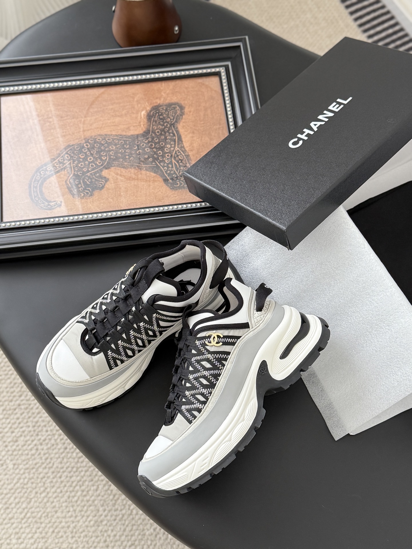 シャネル ロゴ入り ローカットスニーカー レディース メンズ 兼用 高級感 ブラック ホワイト 通勤 通学 シンプル 2WAY 35〜60文字 - 画像 4