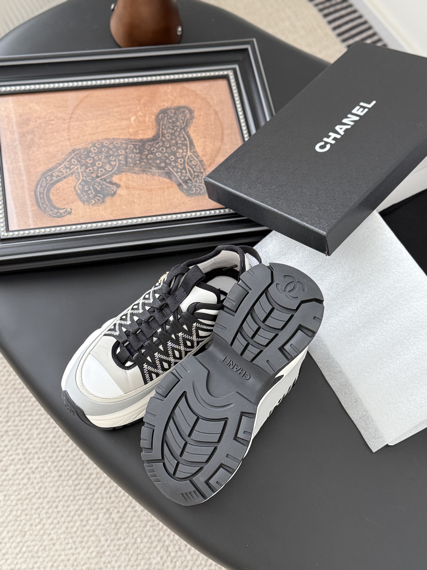 シャネル ロゴ入り ローカットスニーカー レディース メンズ 兼用 高級感 ブラック ホワイト 通勤 通学 シンプル 2WAY 35〜60文字 - 画像 5