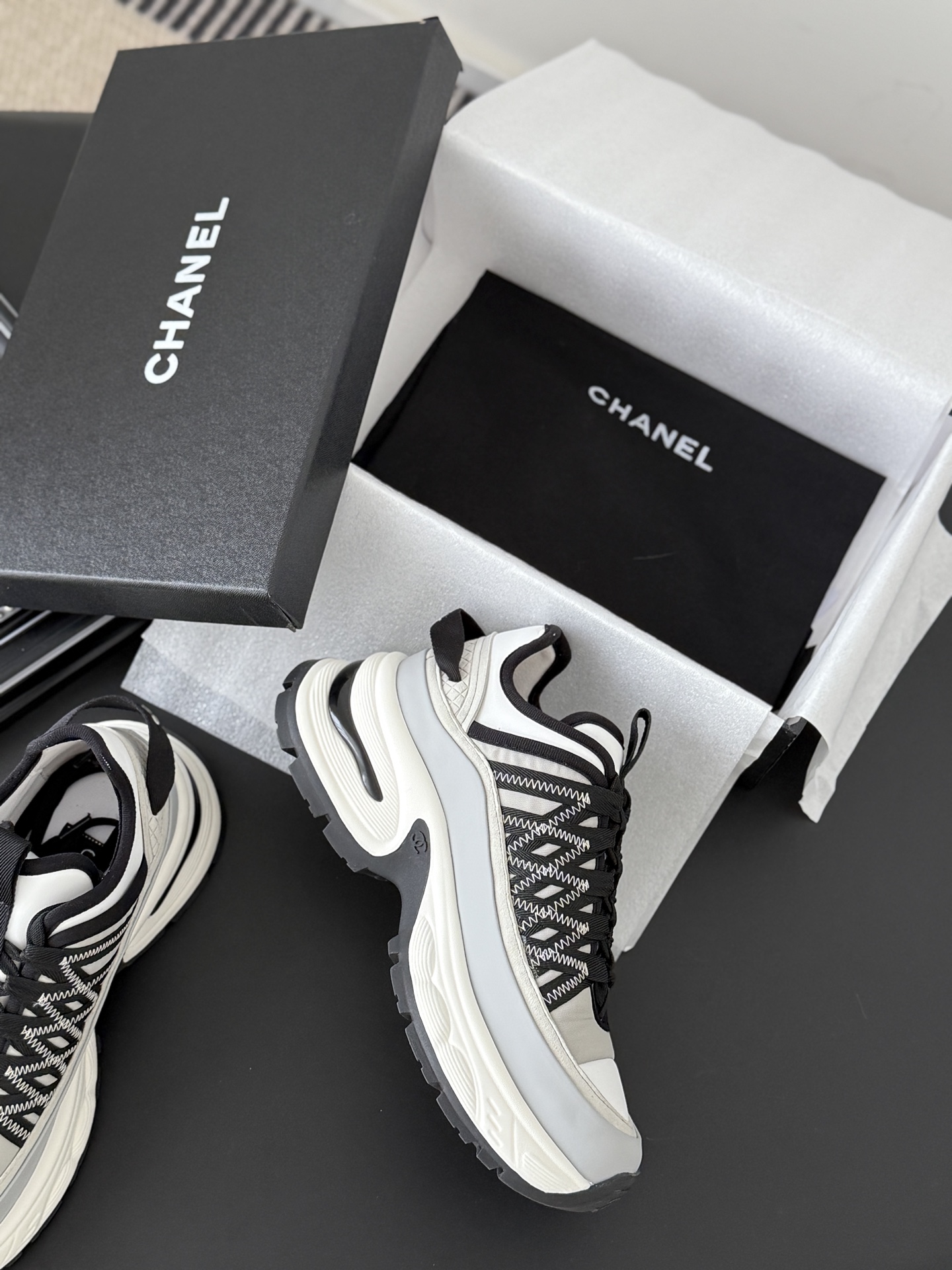 シャネル ロゴ入り ローカットスニーカー レディース メンズ 兼用 高級感 ブラック ホワイト 通勤 通学 シンプル 2WAY 35〜60文字 - 画像 6