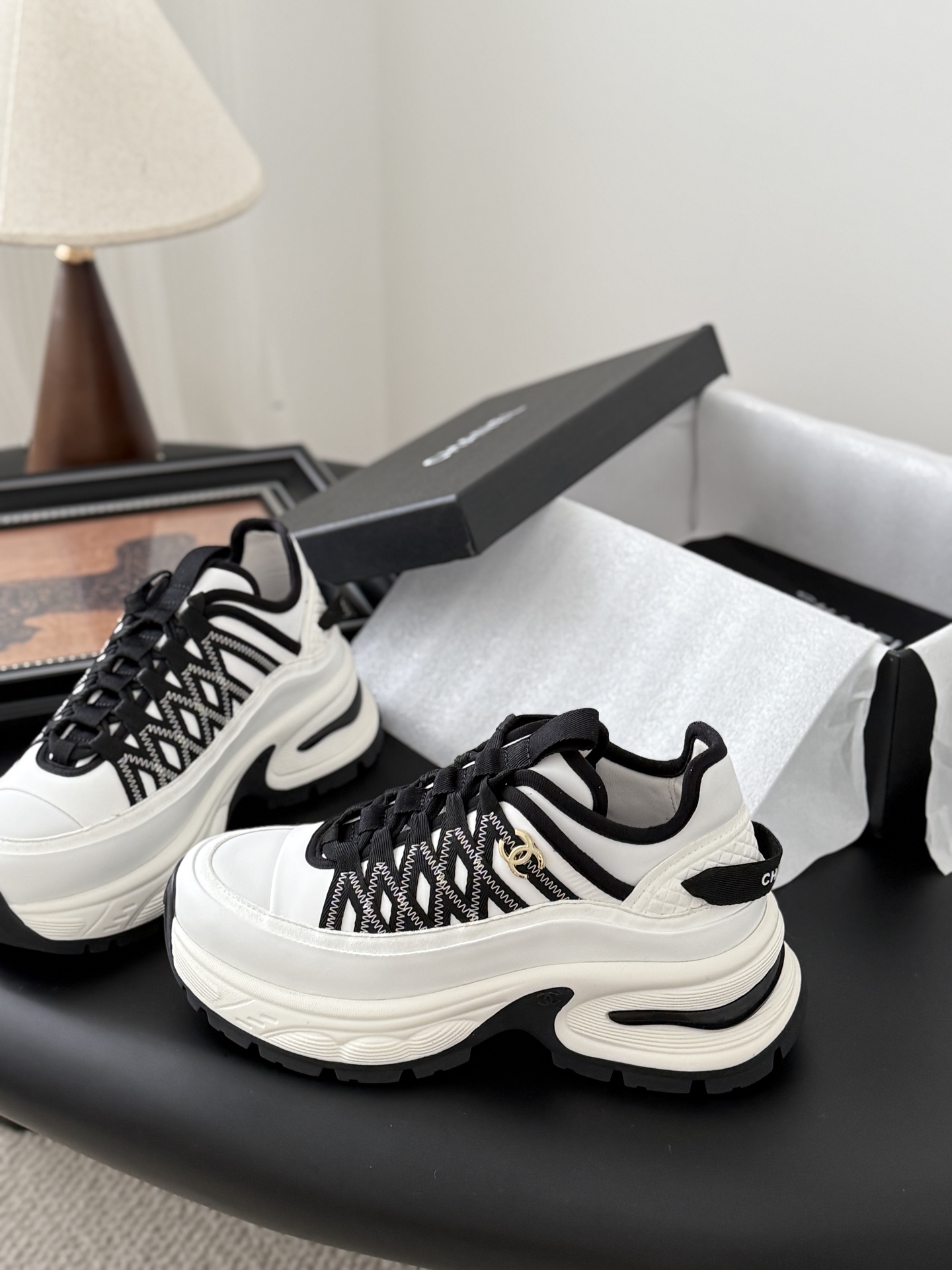 シャネル ロゴスニーカー レディース メンズ 兼用 軽量 通勤 通学 ブラック ホワイト シューズ 38-42 黒 白 - 画像 2