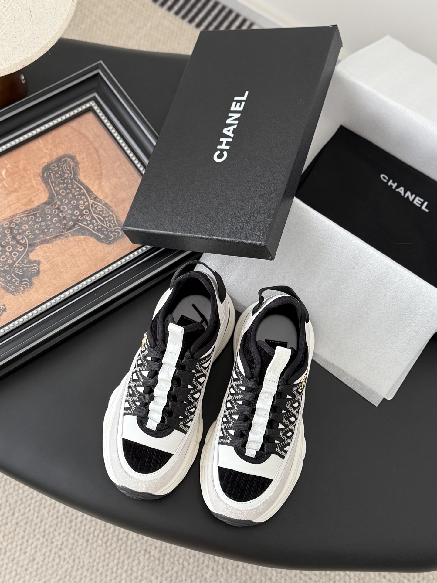 シャネル シューズ レディース メンズ 兼用 ロゴ ブラック ホワイト サイズ展開 36 37 38 39 40 41 42 43 44 スニーカー 靴 高級感 通勤 通学 旅行 2WAY 88文字
