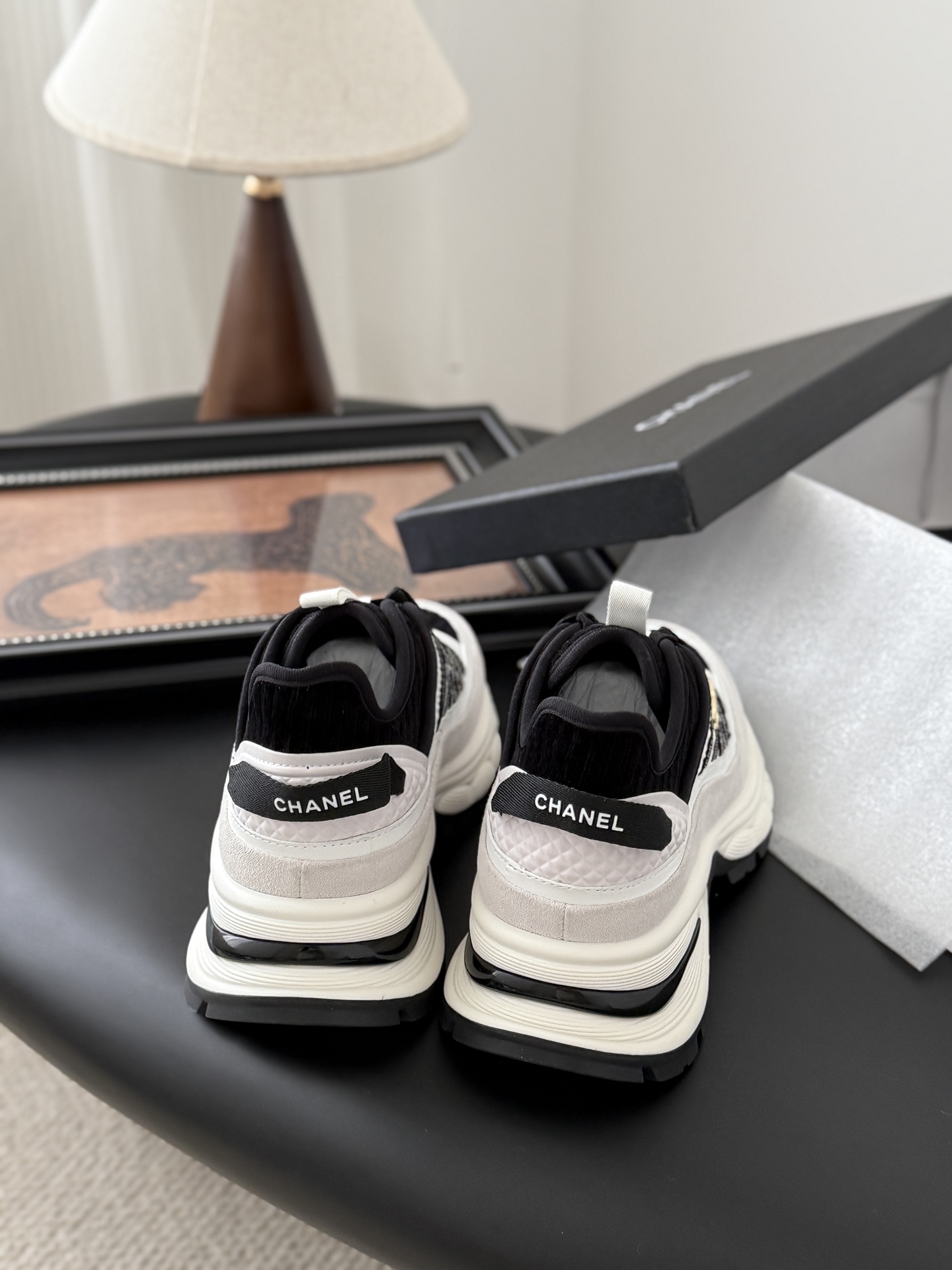 シャネル シューズ レディース メンズ 兼用 ロゴ ブラック ホワイト サイズ展開 36 37 38 39 40 41 42 43 44 スニーカー 靴 高級感 通勤 通学 旅行 2WAY 88文字 - 画像 3