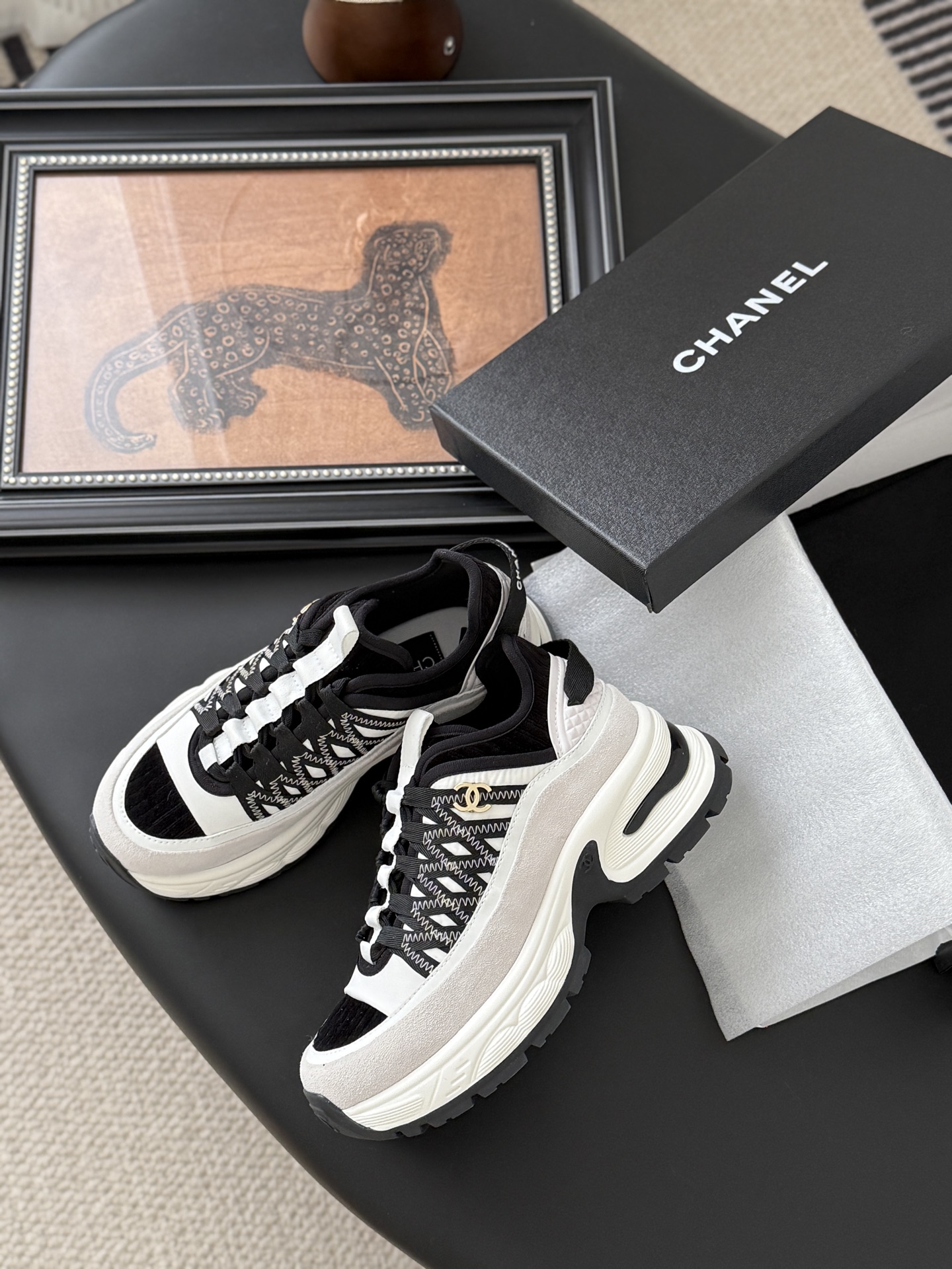 シャネル シューズ レディース メンズ 兼用 ロゴ ブラック ホワイト サイズ展開 36 37 38 39 40 41 42 43 44 スニーカー 靴 高級感 通勤 通学 旅行 2WAY 88文字 - 画像 4