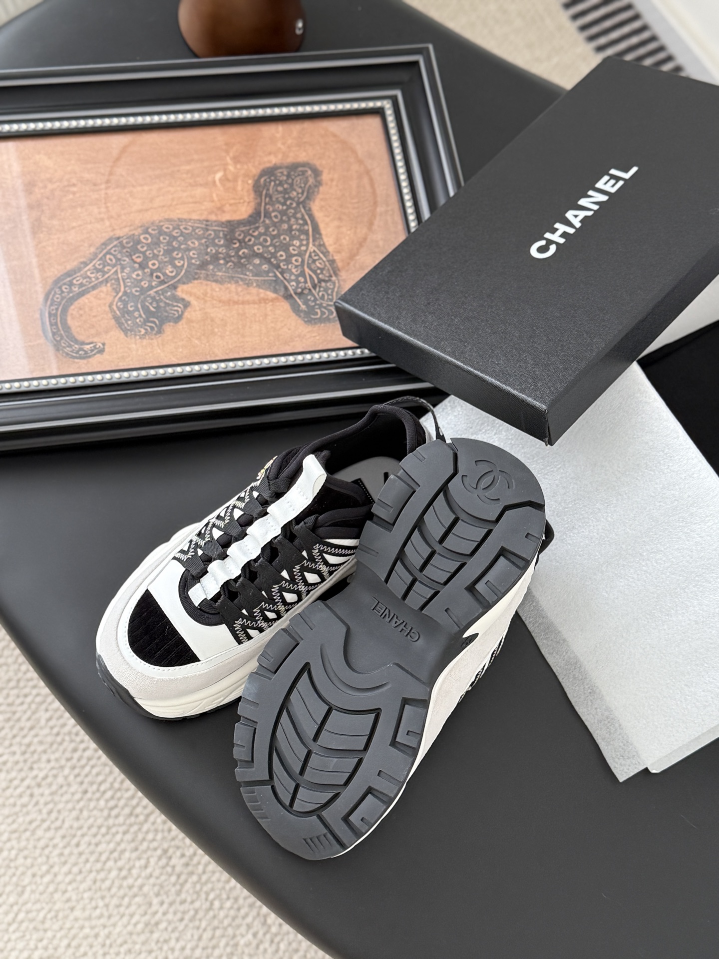 シャネル シューズ レディース メンズ 兼用 ロゴ ブラック ホワイト サイズ展開 36 37 38 39 40 41 42 43 44 スニーカー 靴 高級感 通勤 通学 旅行 2WAY 88文字 - 画像 5