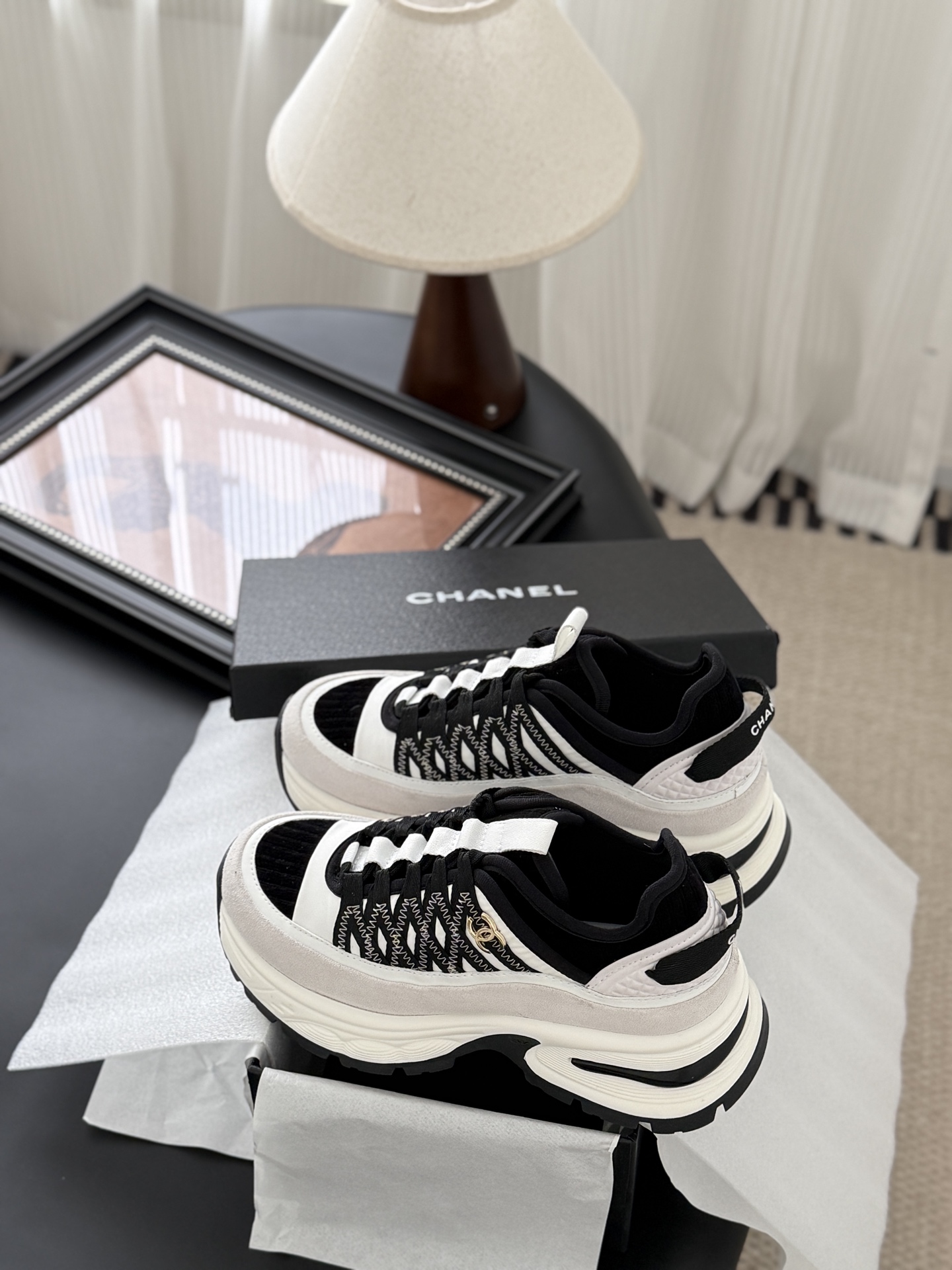 シャネル シューズ レディース メンズ 兼用 ロゴ ブラック ホワイト サイズ展開 36 37 38 39 40 41 42 43 44 スニーカー 靴 高級感 通勤 通学 旅行 2WAY 88文字 - 画像 6