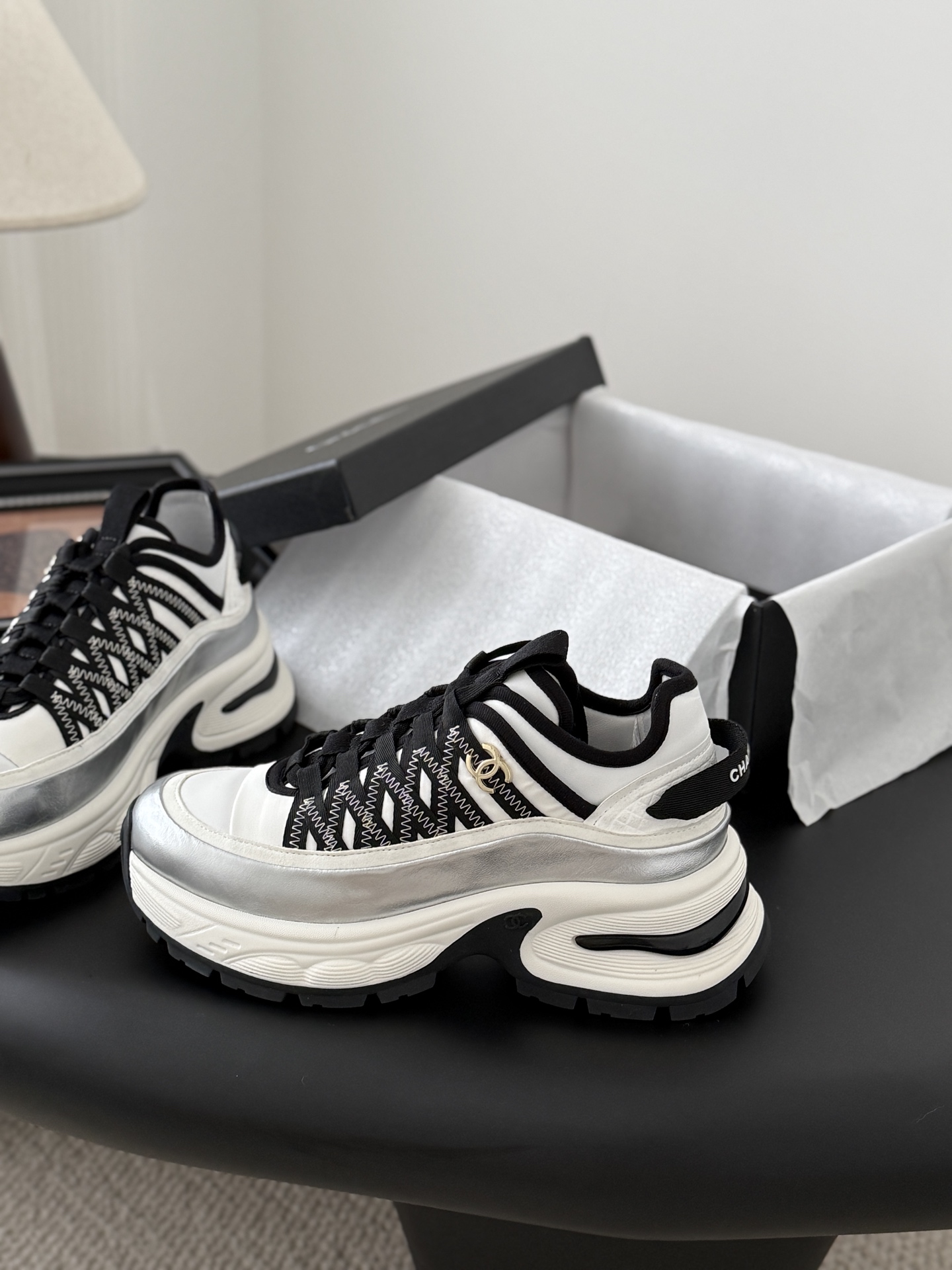 シャネル シューズ レディース メンズ 兼用 ファッション スニーカー 靴 A4対応 軽量 ブラック ホワイト 2WAY - 画像 2