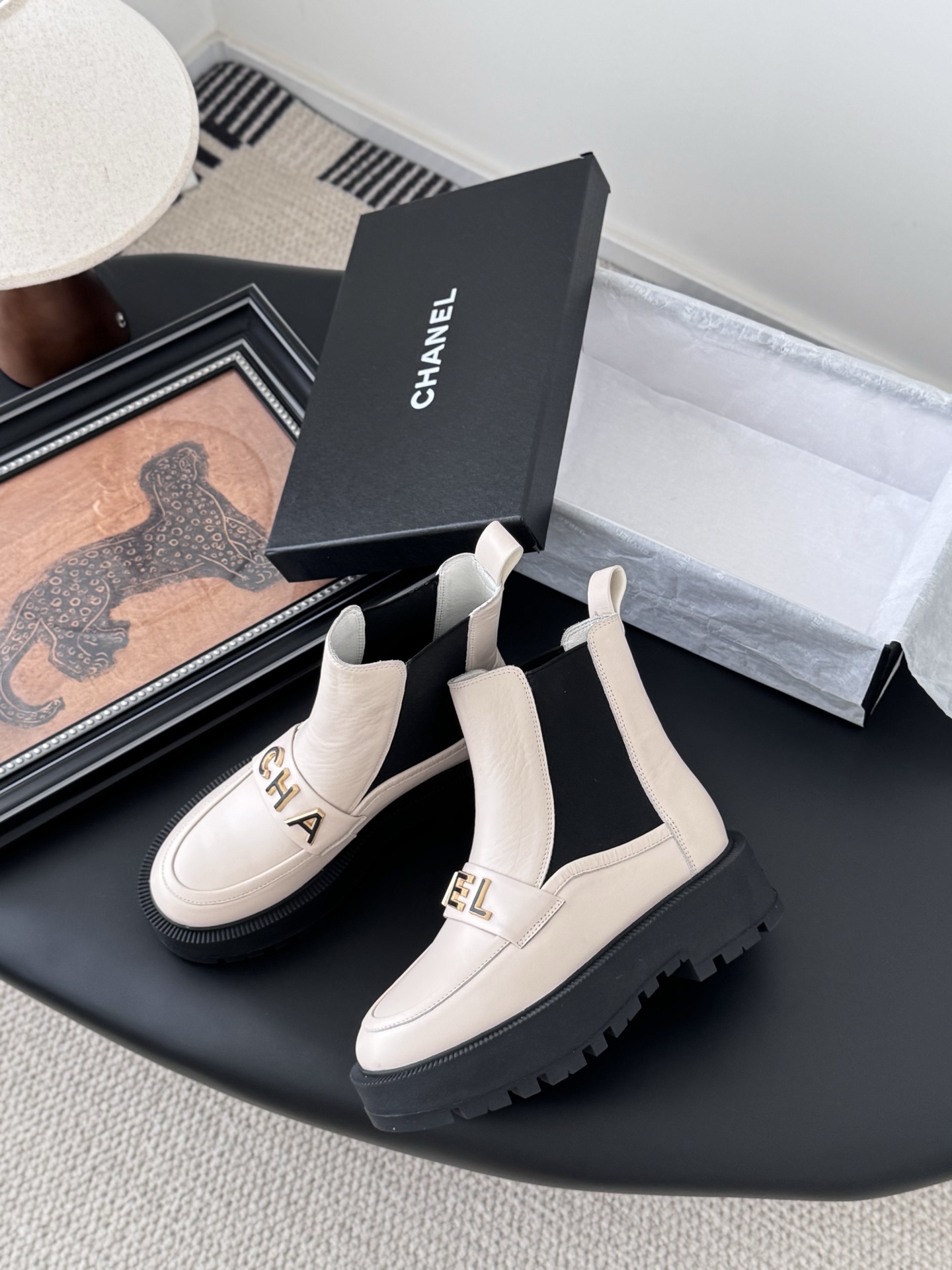 CHANEL シャネル チャネルブーツ フラットシューズ 本革 通勤 ブラック ホワイト 全2色 - 画像 3