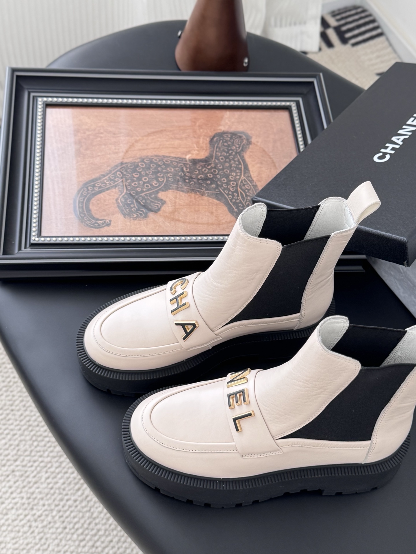 CHANEL シャネル チャネルブーツ フラットシューズ 本革 通勤 ブラック ホワイト 全2色 - 画像 5