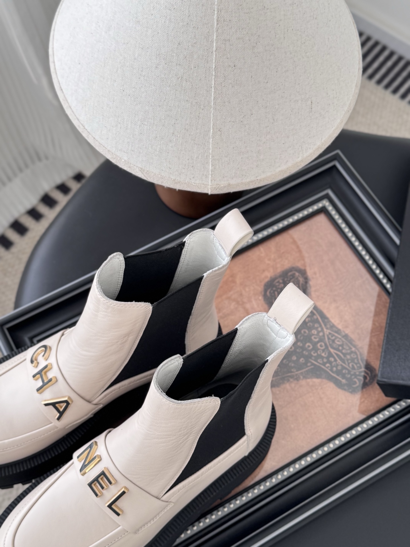 CHANEL シャネル チャネルブーツ フラットシューズ 本革 通勤 ブラック ホワイト 全2色 - 画像 8