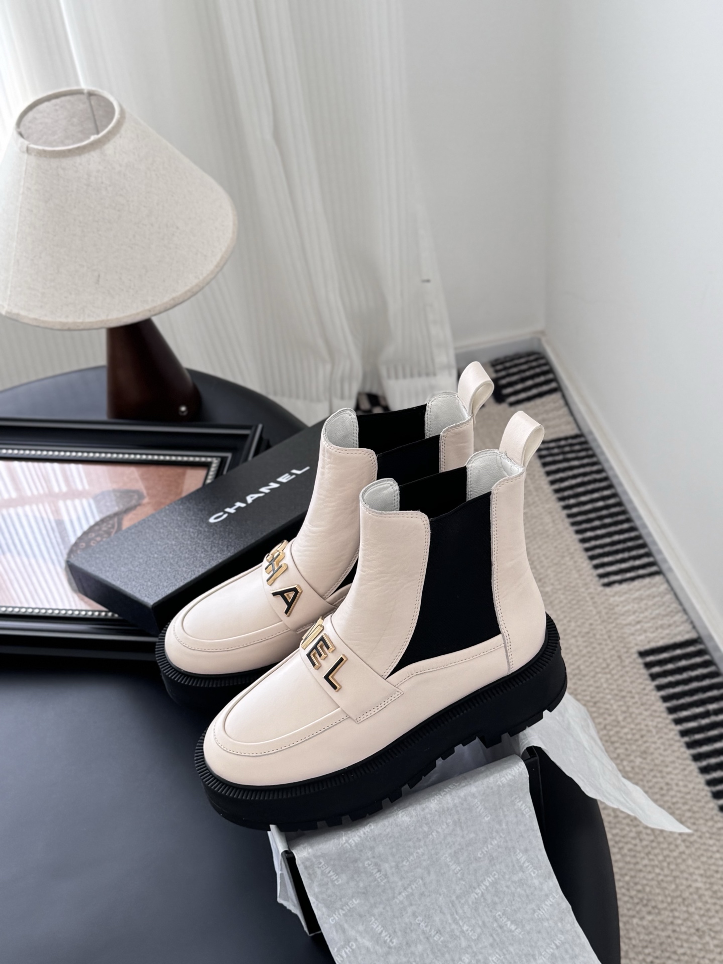 CHANEL シャネル チャネルブーツ フラットシューズ 本革 通勤 ブラック ホワイト 全2色 - 画像 9