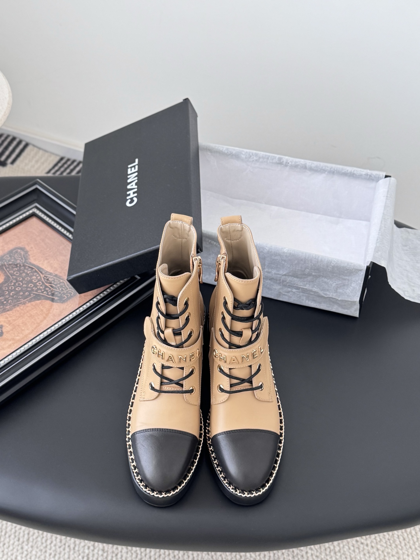 CHANEL シャネル ブーツ レディース メンズ 兼用 通勤 通学 シンプル ベージュ 黒 2WAY トレンド 今季注目アイテム 軽量 高級感 スタイリッシュ 本革風 2023秋冬 新作