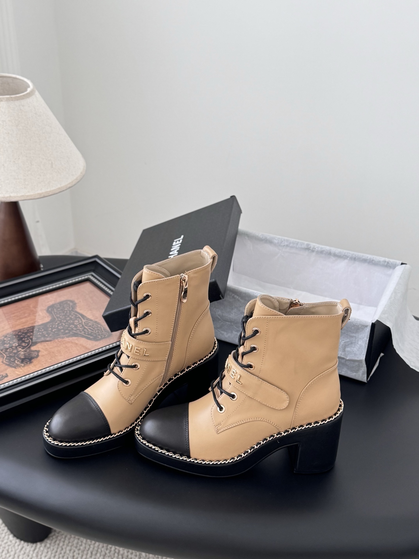 CHANEL シャネル ブーツ レディース メンズ 兼用 通勤 通学 シンプル ベージュ 黒 2WAY トレンド 今季注目アイテム 軽量 高級感 スタイリッシュ 本革風 2023秋冬 新作 - 画像 2