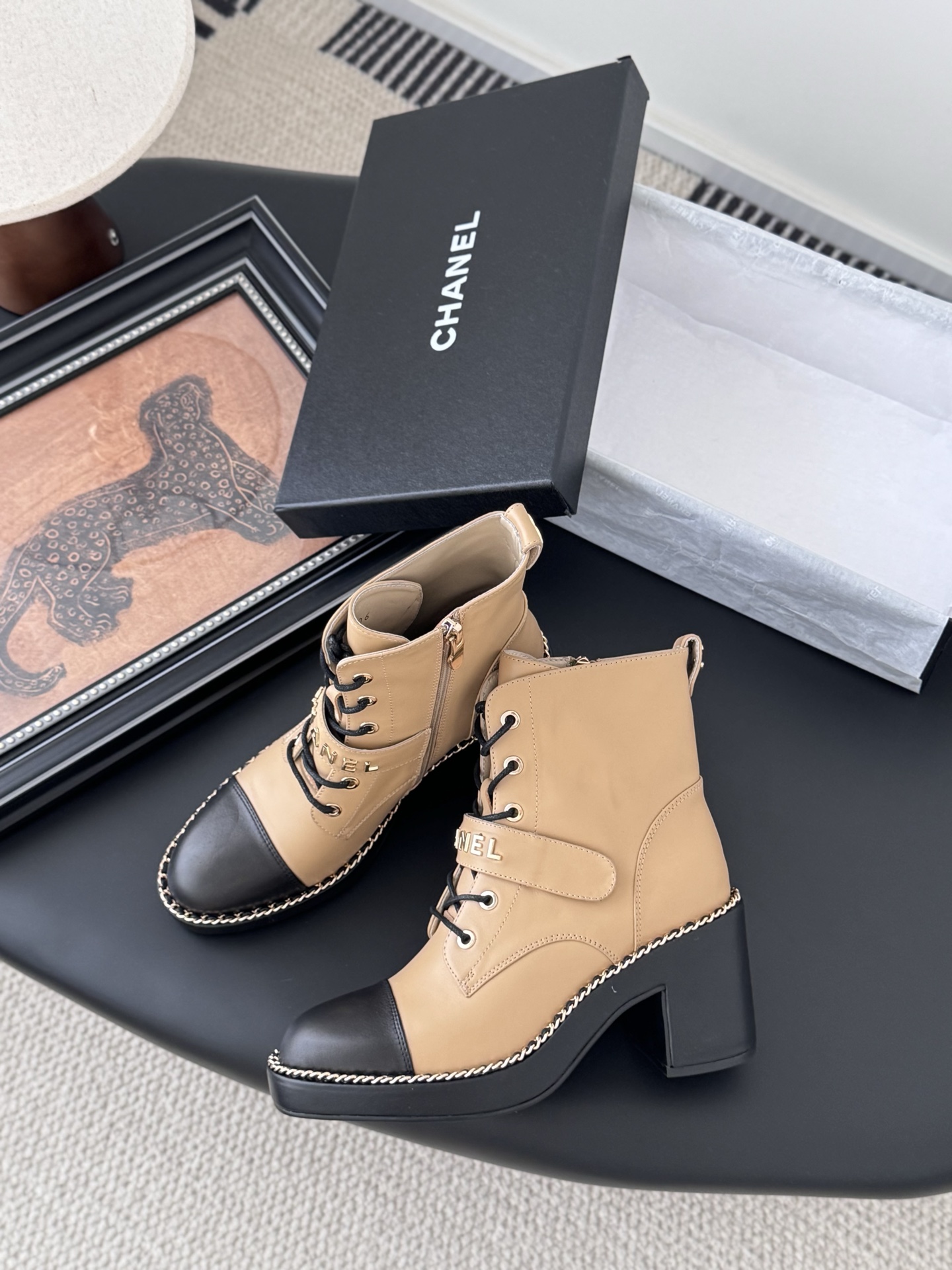 CHANEL シャネル ブーツ レディース メンズ 兼用 通勤 通学 シンプル ベージュ 黒 2WAY トレンド 今季注目アイテム 軽量 高級感 スタイリッシュ 本革風 2023秋冬 新作 - 画像 3