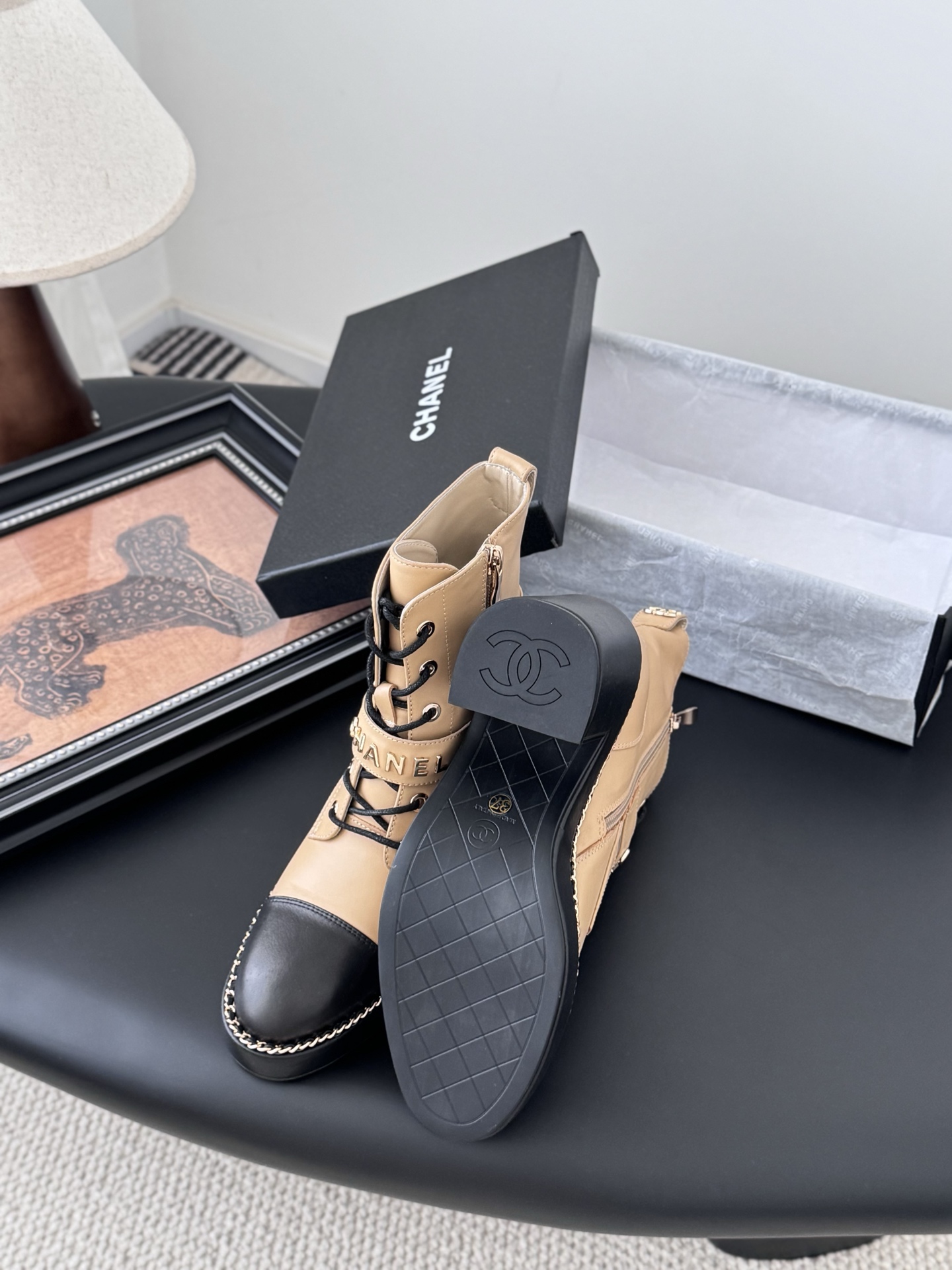 CHANEL シャネル ブーツ レディース メンズ 兼用 通勤 通学 シンプル ベージュ 黒 2WAY トレンド 今季注目アイテム 軽量 高級感 スタイリッシュ 本革風 2023秋冬 新作 - 画像 4