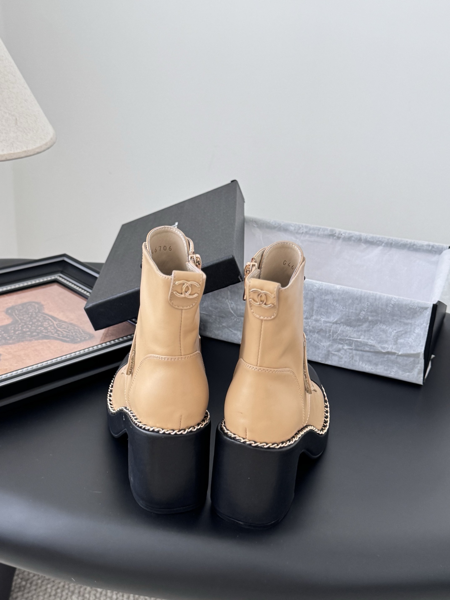 CHANEL シャネル ブーツ レディース メンズ 兼用 通勤 通学 シンプル ベージュ 黒 2WAY トレンド 今季注目アイテム 軽量 高級感 スタイリッシュ 本革風 2023秋冬 新作 - 画像 6