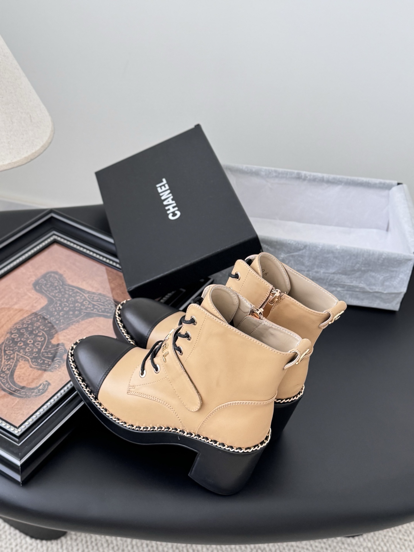 CHANEL シャネル ブーツ レディース メンズ 兼用 通勤 通学 シンプル ベージュ 黒 2WAY トレンド 今季注目アイテム 軽量 高級感 スタイリッシュ 本革風 2023秋冬 新作 - 画像 7