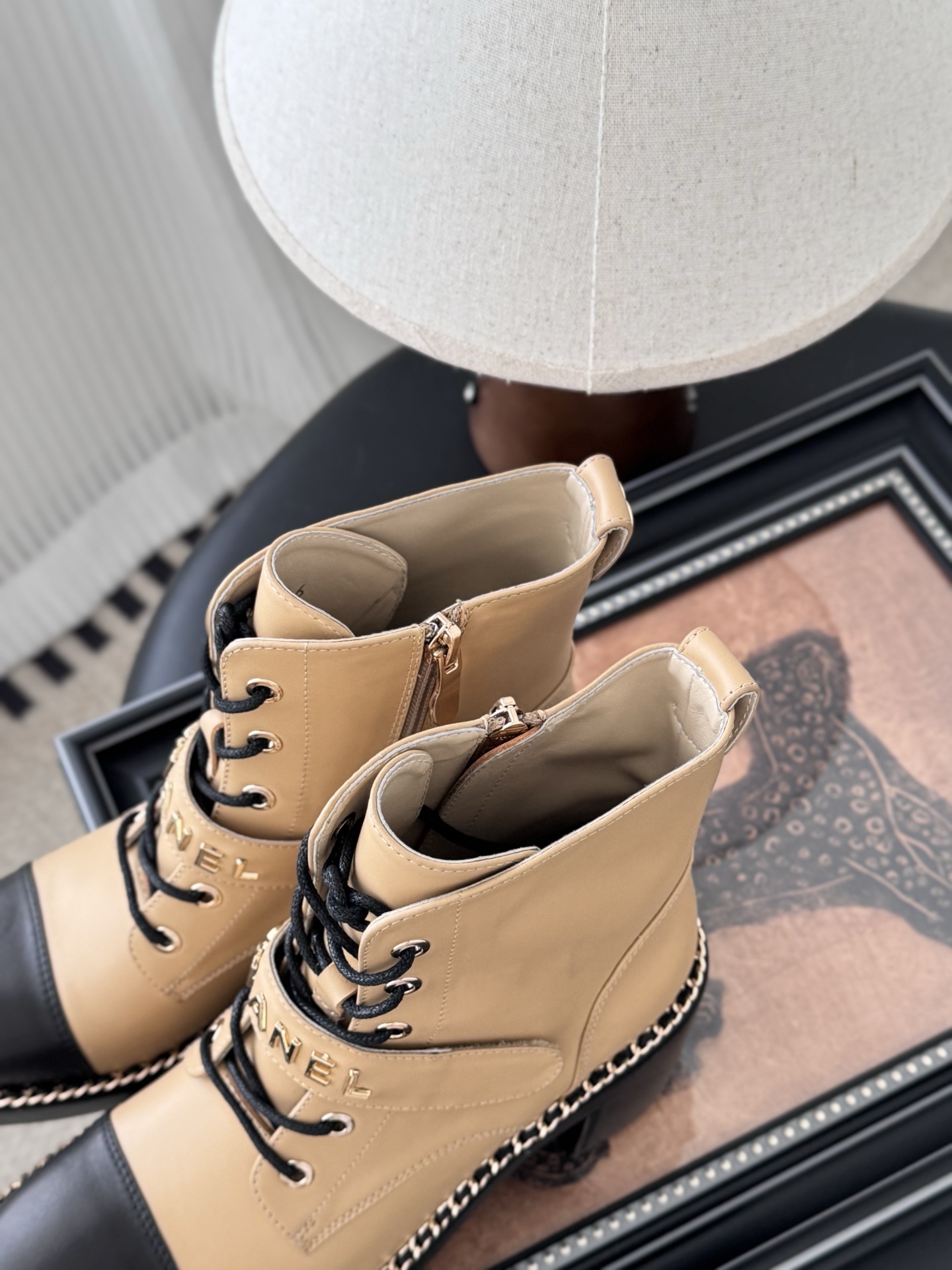 CHANEL シャネル ブーツ レディース メンズ 兼用 通勤 通学 シンプル ベージュ 黒 2WAY トレンド 今季注目アイテム 軽量 高級感 スタイリッシュ 本革風 2023秋冬 新作 - 画像 8