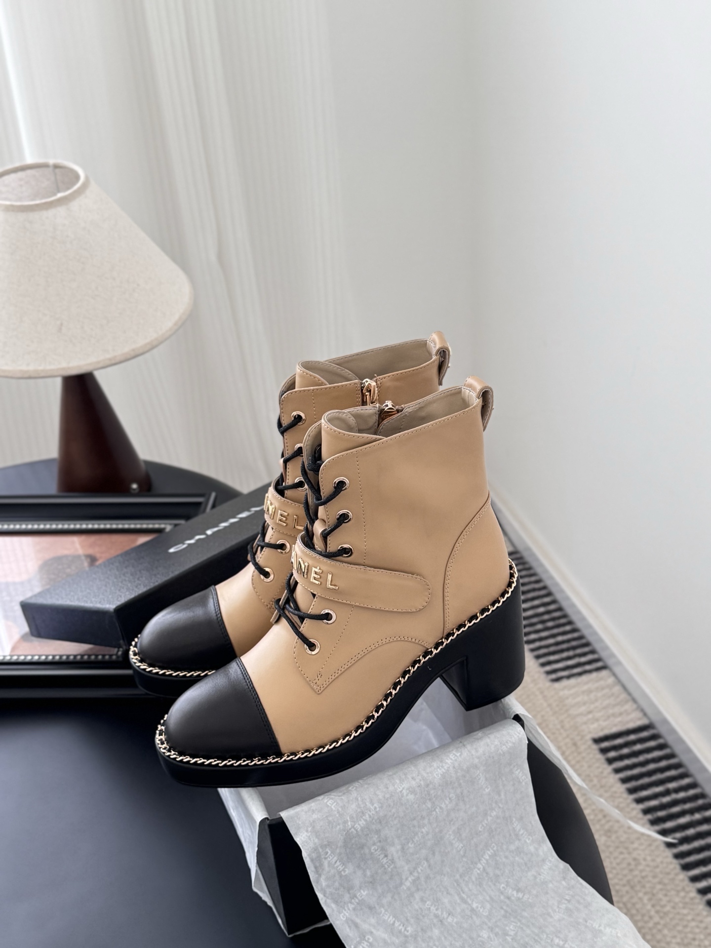 CHANEL シャネル ブーツ レディース メンズ 兼用 通勤 通学 シンプル ベージュ 黒 2WAY トレンド 今季注目アイテム 軽量 高級感 スタイリッシュ 本革風 2023秋冬 新作 - 画像 9