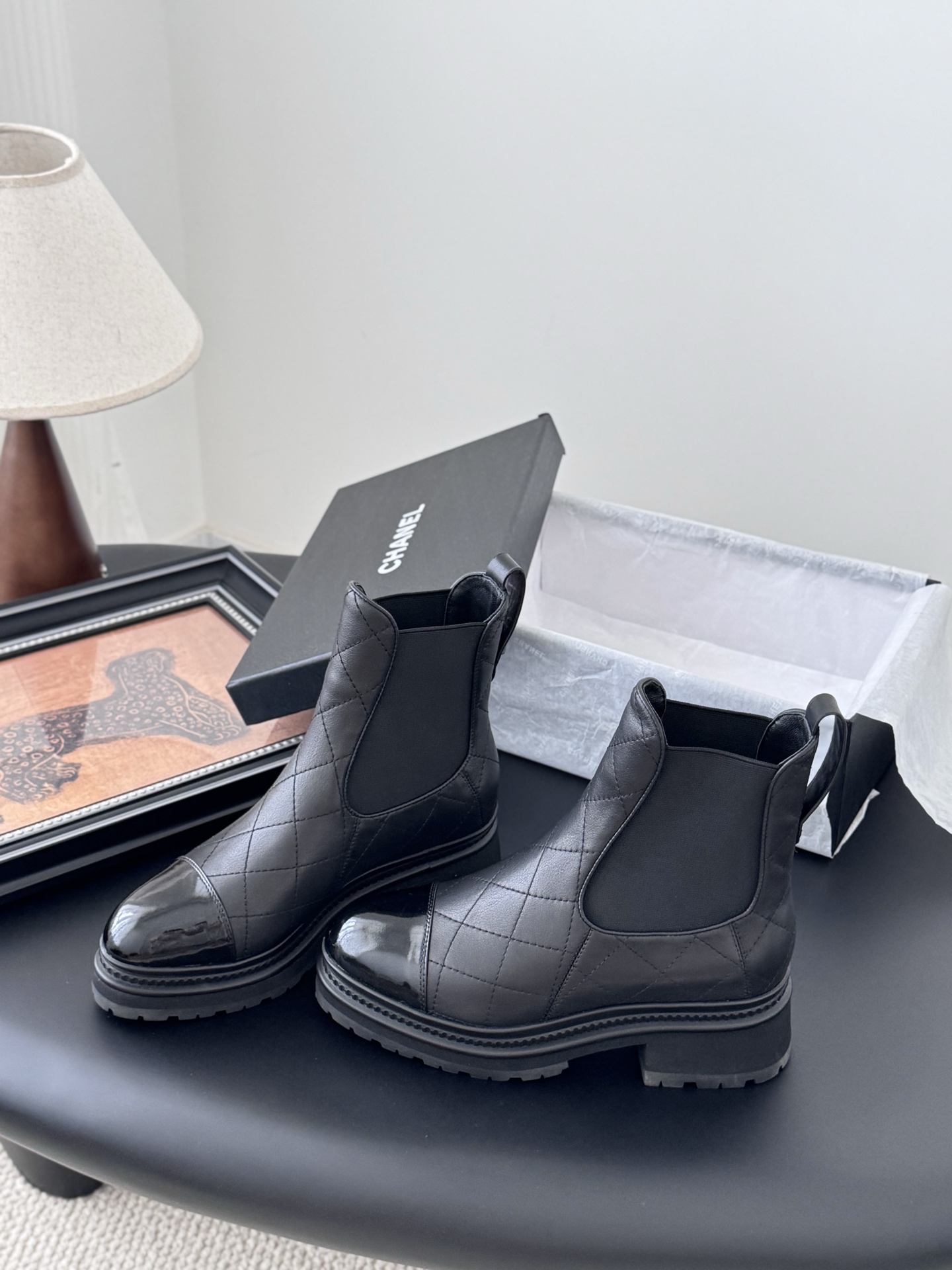 シャネル シャネル チェルシーブーツ レディース メンズ 兼用 パテントレザー ファッション ブラック 通勤 通学 靴 シンプル 2WAY 本革 220802 - 画像 2