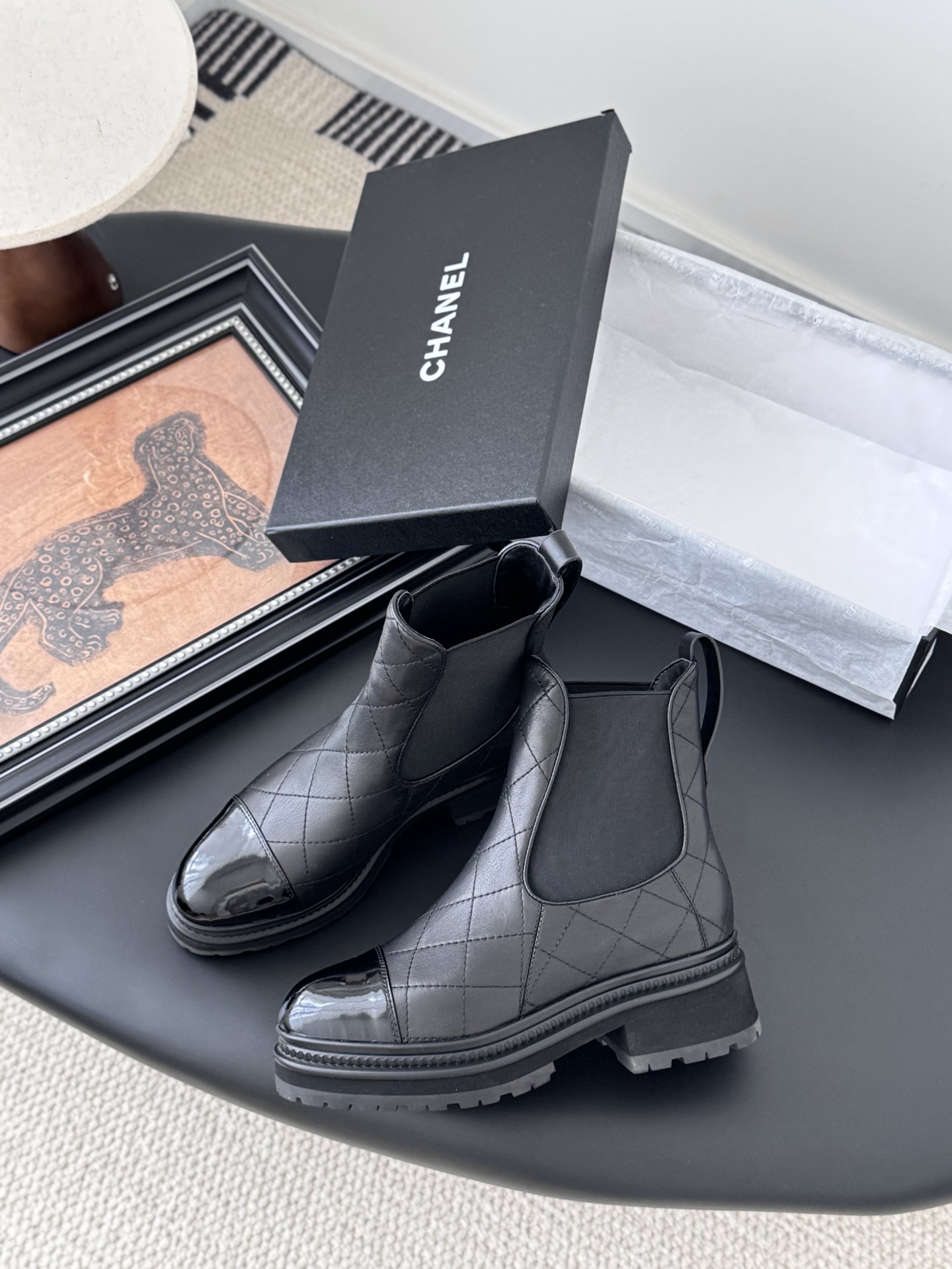 シャネル シャネル チェルシーブーツ レディース メンズ 兼用 パテントレザー ファッション ブラック 通勤 通学 靴 シンプル 2WAY 本革 220802 - 画像 3