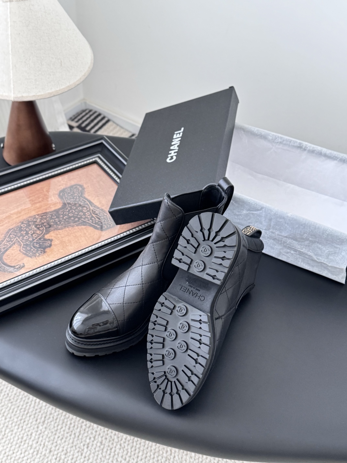 シャネル シャネル チェルシーブーツ レディース メンズ 兼用 パテントレザー ファッション ブラック 通勤 通学 靴 シンプル 2WAY 本革 220802 - 画像 4