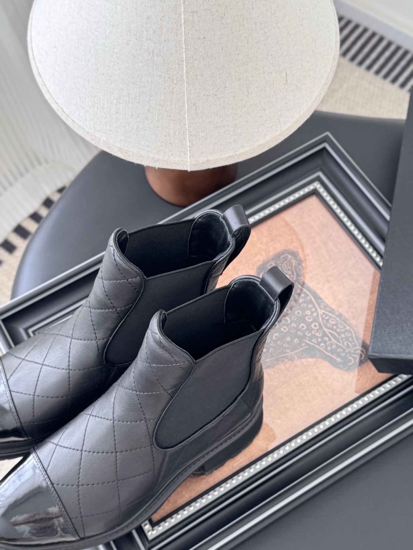 シャネル シャネル チェルシーブーツ レディース メンズ 兼用 パテントレザー ファッション ブラック 通勤 通学 靴 シンプル 2WAY 本革 220802 - 画像 8