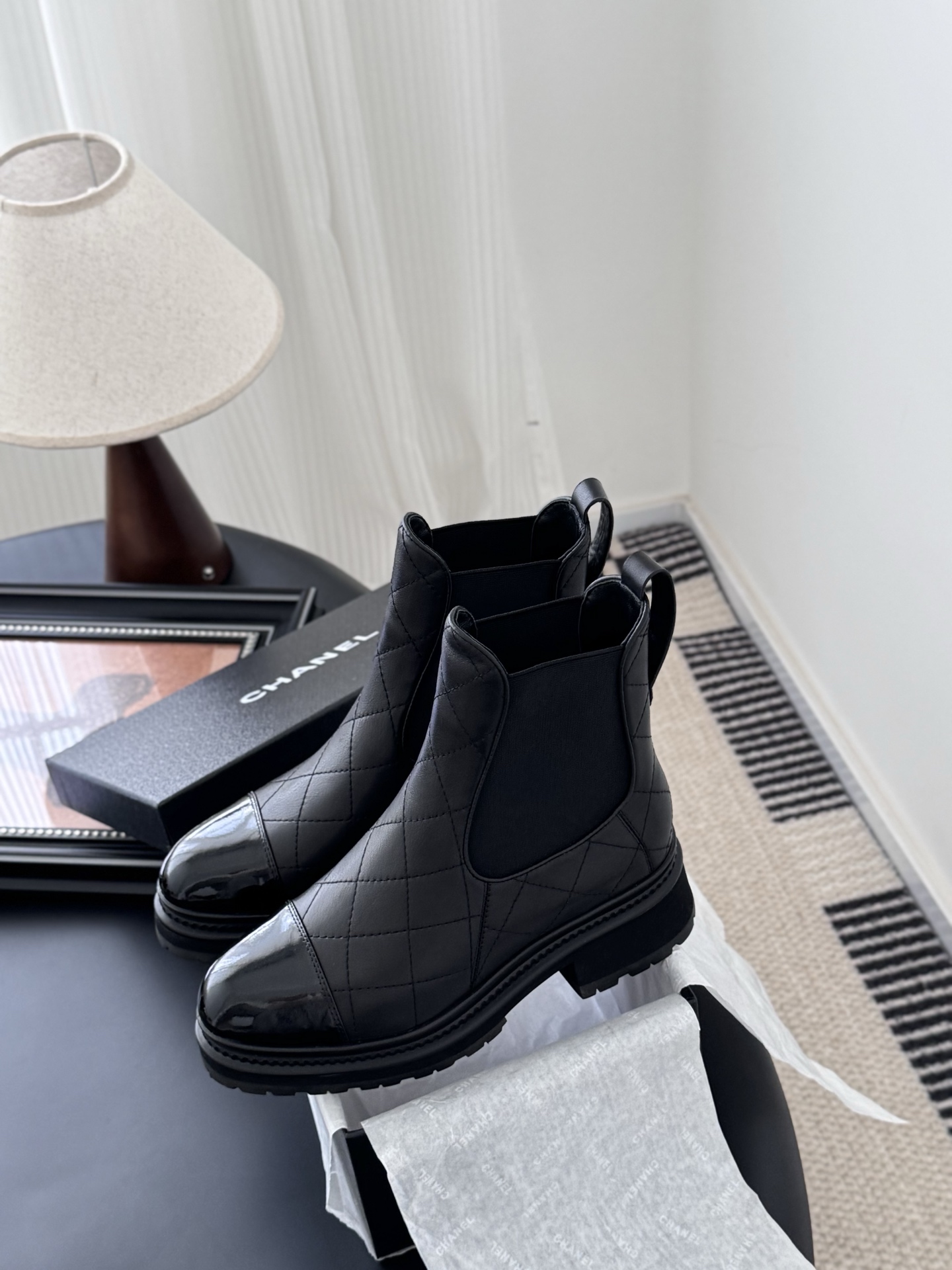 シャネル シャネル チェルシーブーツ レディース メンズ 兼用 パテントレザー ファッション ブラック 通勤 通学 靴 シンプル 2WAY 本革 220802 - 画像 9