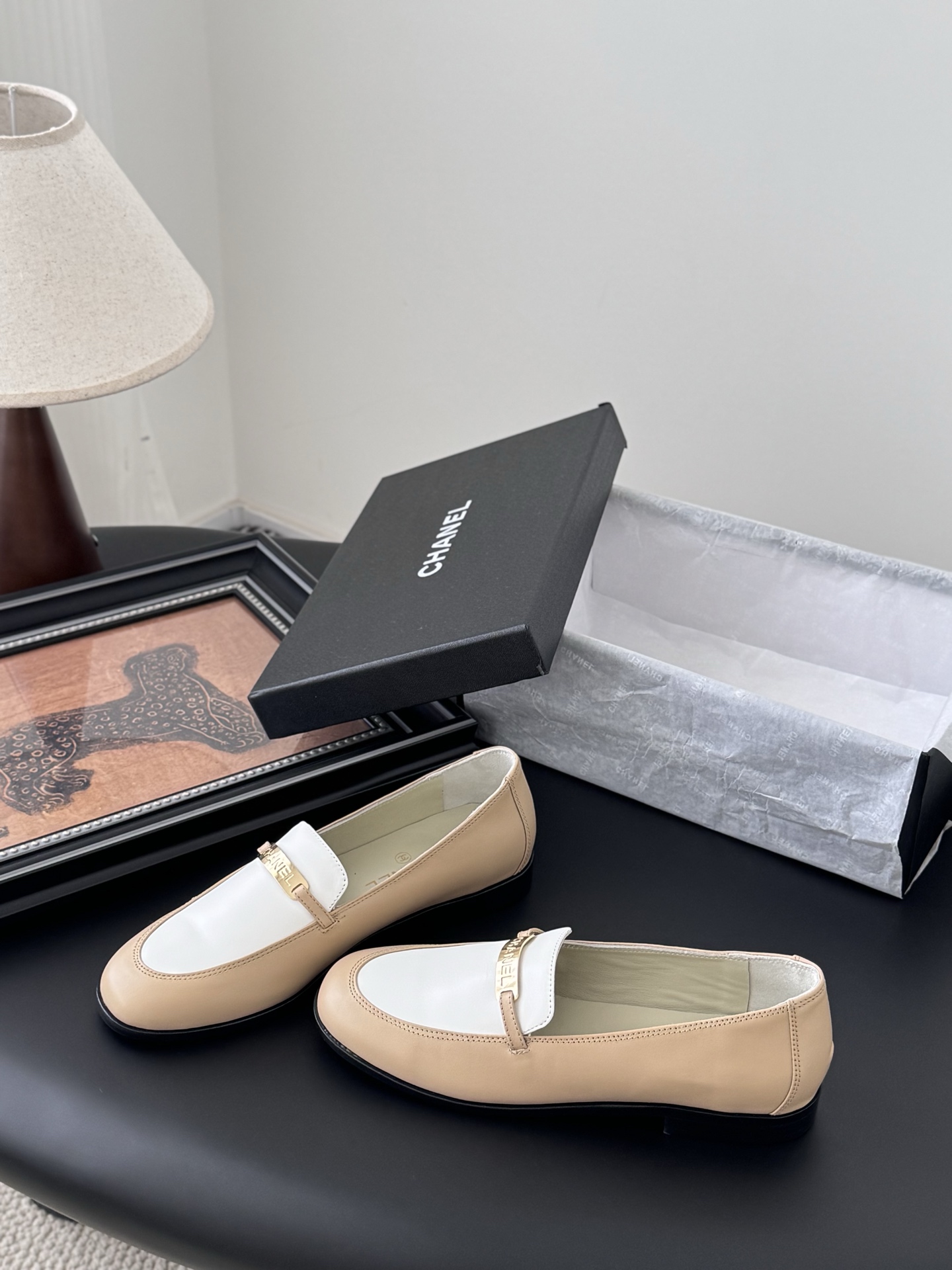 CHANEL シャネル ローファー レディース メンズ 兼用 通勤 ファッション 高級感 黒 白 ベージュ - 画像 2