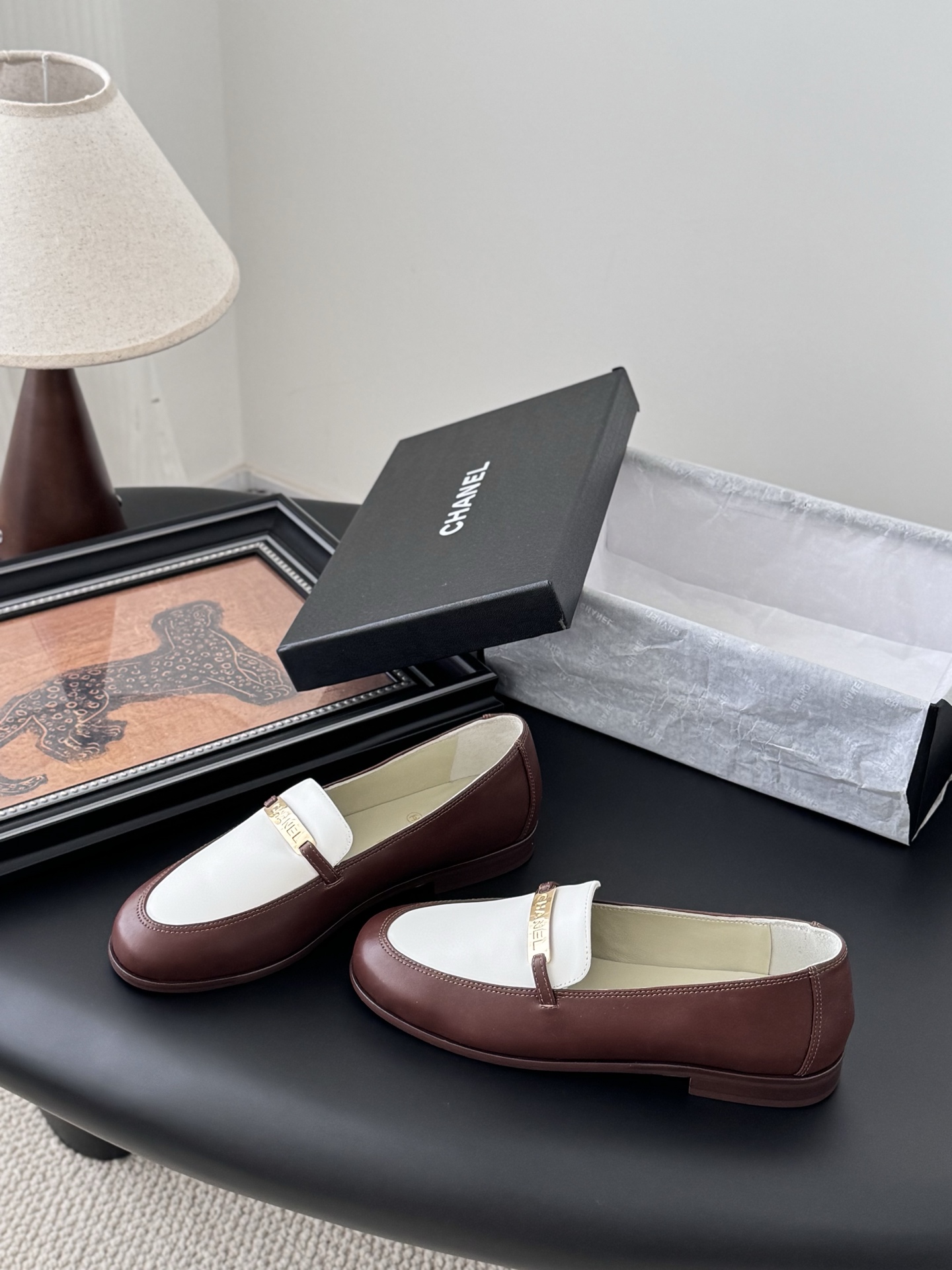 シャネル シューズ レディース メンズ 兼用 シンプル プレーントゥ ブラウン ホワイト シューズ 2色展開 軽量 通勤 通学 シンプル レトロ 高級感 2023年秋冬新作 38-40サイズ対応 - 画像 2