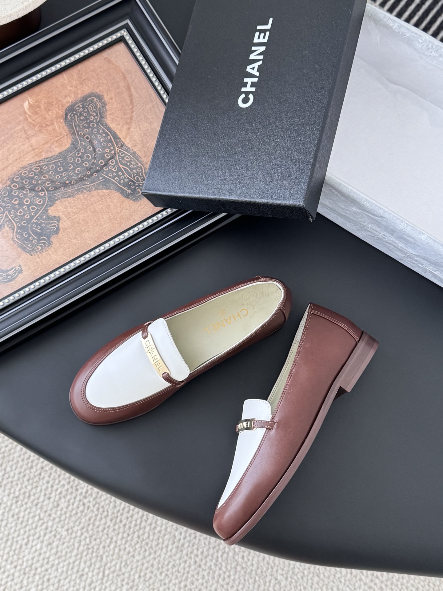 シャネル シューズ レディース メンズ 兼用 シンプル プレーントゥ ブラウン ホワイト シューズ 2色展開 軽量 通勤 通学 シンプル レトロ 高級感 2023年秋冬新作 38-40サイズ対応 - 画像 3