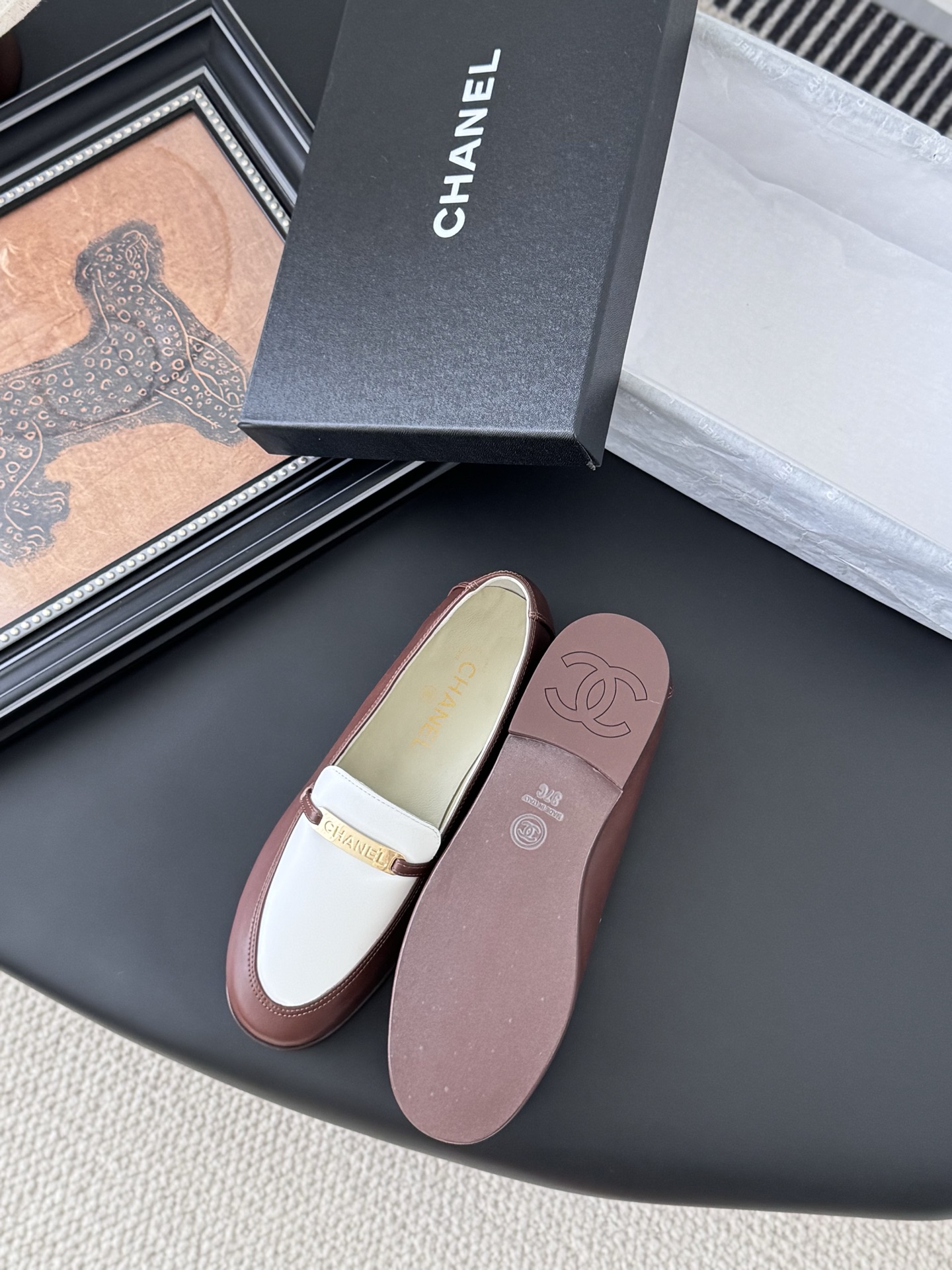 シャネル シューズ レディース メンズ 兼用 シンプル プレーントゥ ブラウン ホワイト シューズ 2色展開 軽量 通勤 通学 シンプル レトロ 高級感 2023年秋冬新作 38-40サイズ対応 - 画像 4