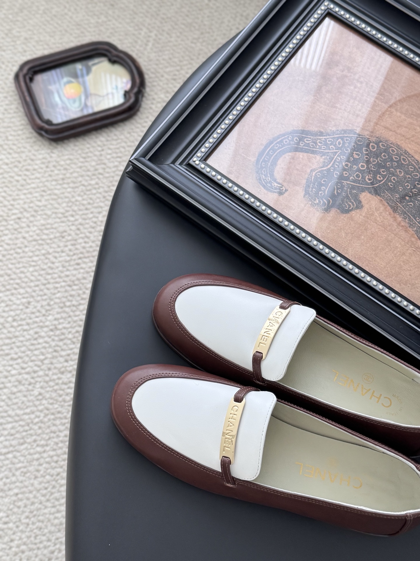 シャネル シューズ レディース メンズ 兼用 シンプル プレーントゥ ブラウン ホワイト シューズ 2色展開 軽量 通勤 通学 シンプル レトロ 高級感 2023年秋冬新作 38-40サイズ対応 - 画像 5